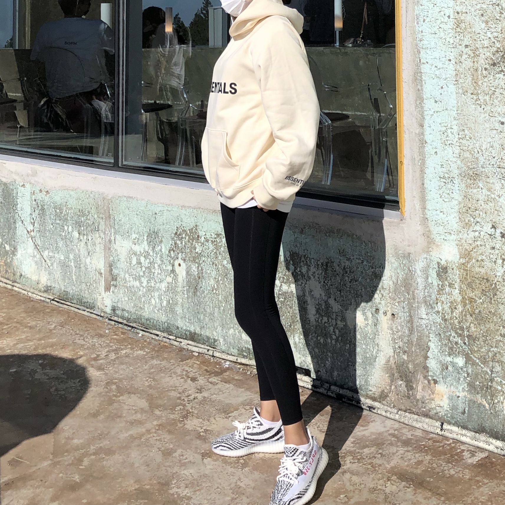 Essentials 3D Silicon Applique Pullover Hoodie Buttercream 2020, Adidas Yeezy Boost 350 V2 Zebra 2017/2019/2020 착용 스타일 - 1