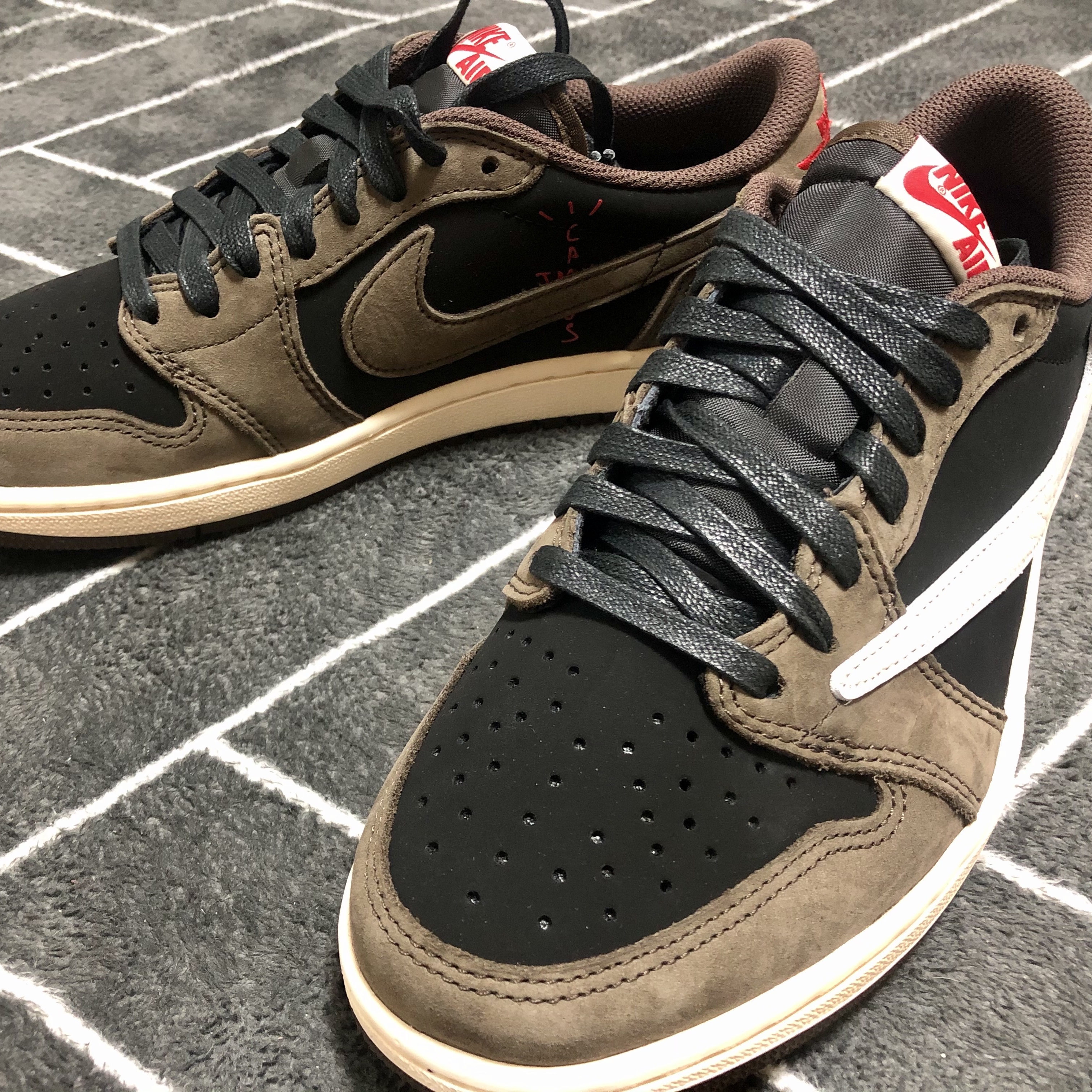 Jordan 1 x Travis Scott Retro Low OG SP Mocha 착용 스타일 - 1