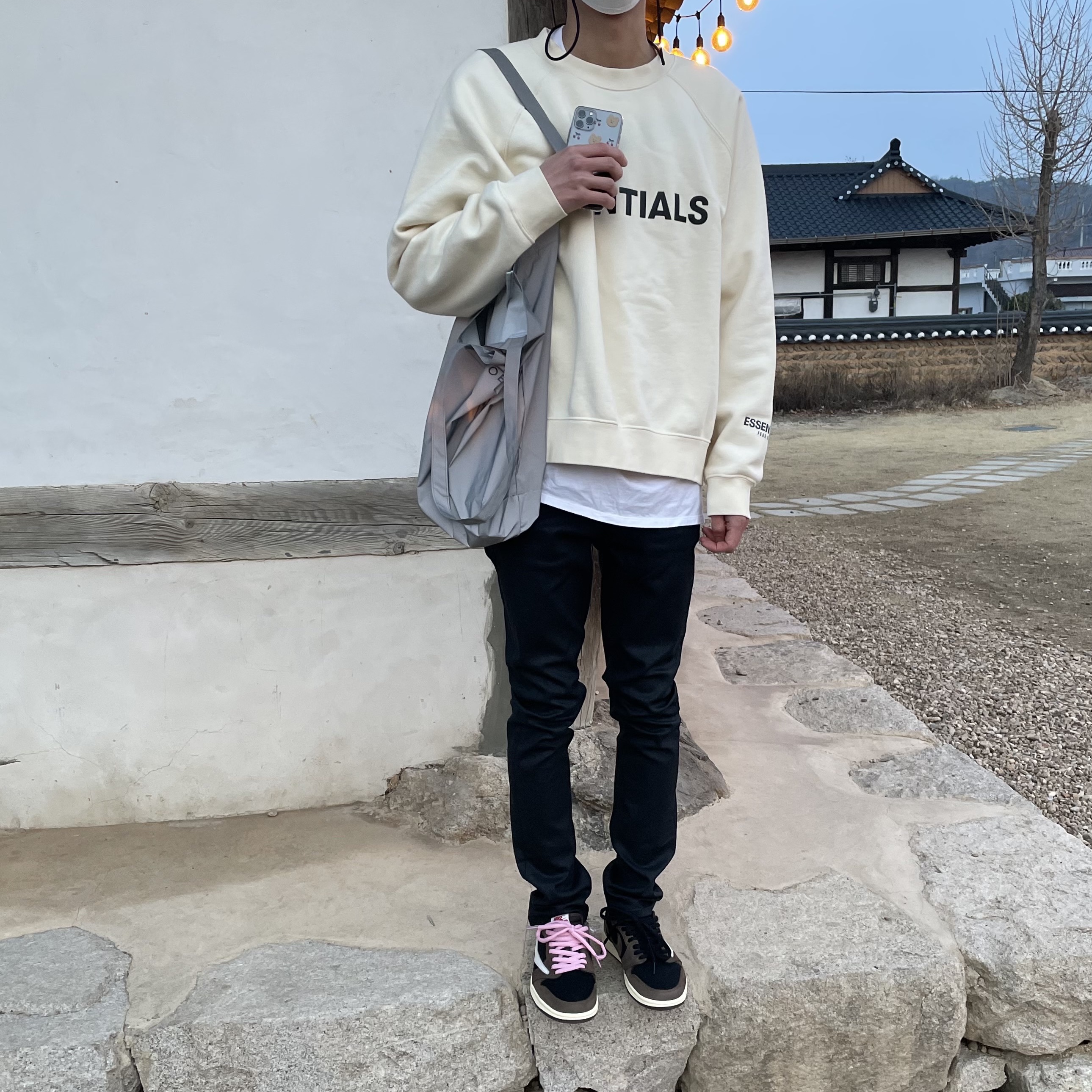 Jordan 1 x Travis Scott Retro Low OG SP Mocha, Essentials 3D Silicon Applique Crewneck Taupe - 20FW 착용 스타일 - 1