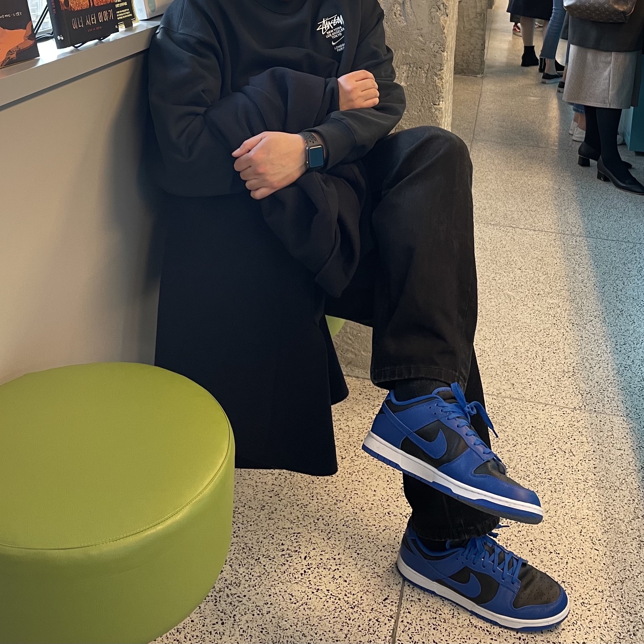 Nike Dunk Low Retro Hyper Cobalt, Nike x Stussy NRG ZR Fleece Crewneck Black - US/EU 착용 스타일 - 1