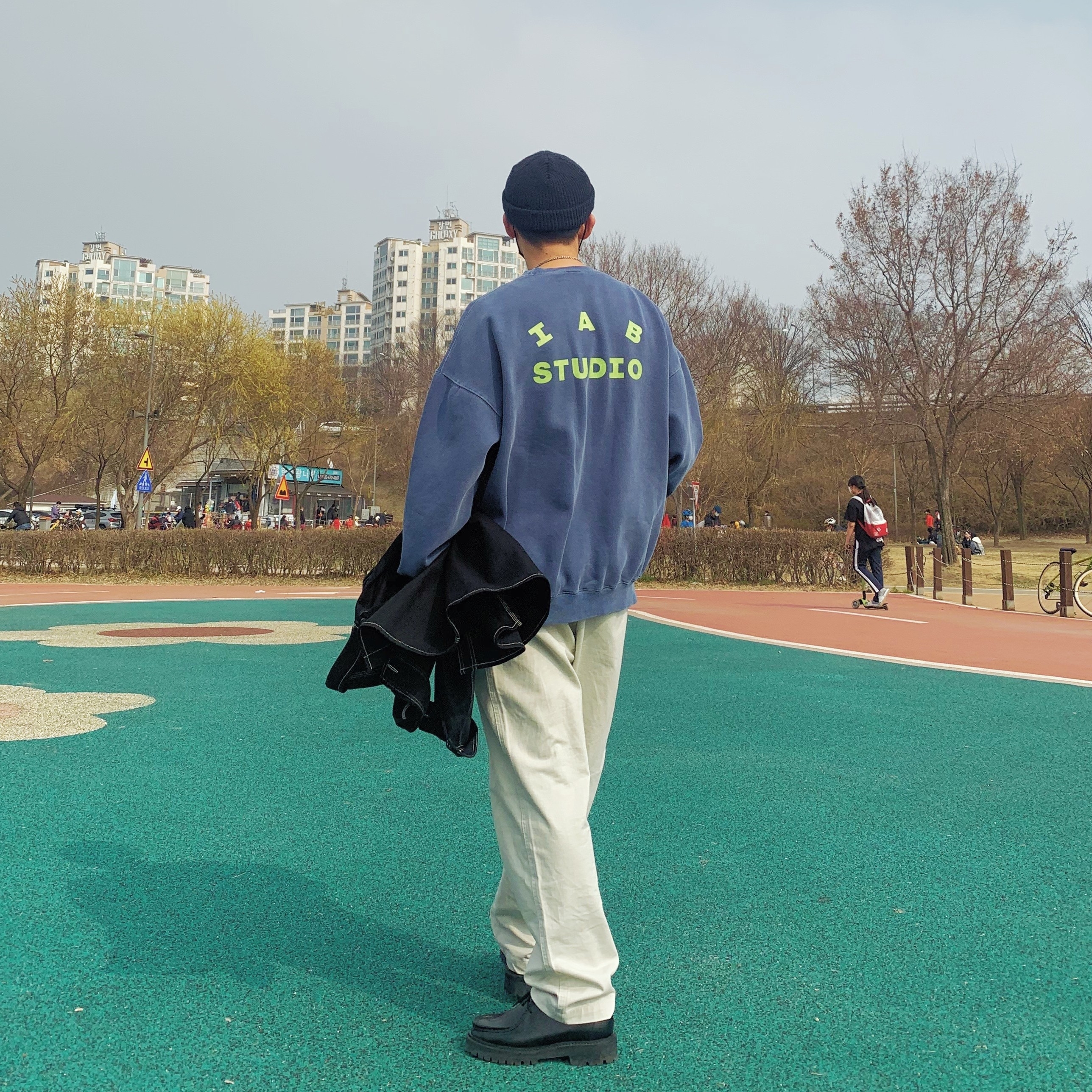 IAB Studio Pigment Sweatshirt Navy 착용 스타일 - 2