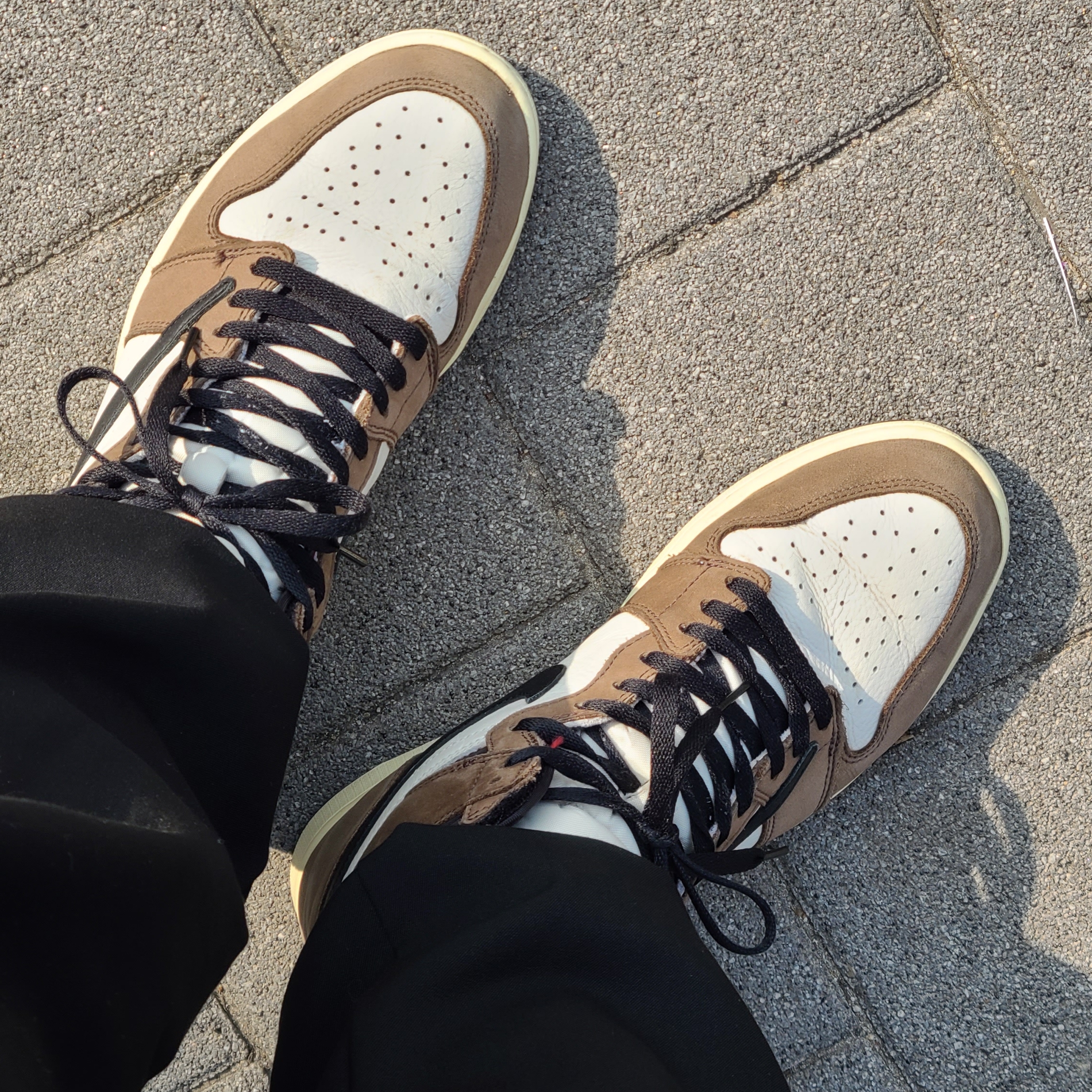 Nike Dunk Low Retro Black, Jordan 1 x Travis Scott Retro High OG SP Mocha 착용 스타일 - 2