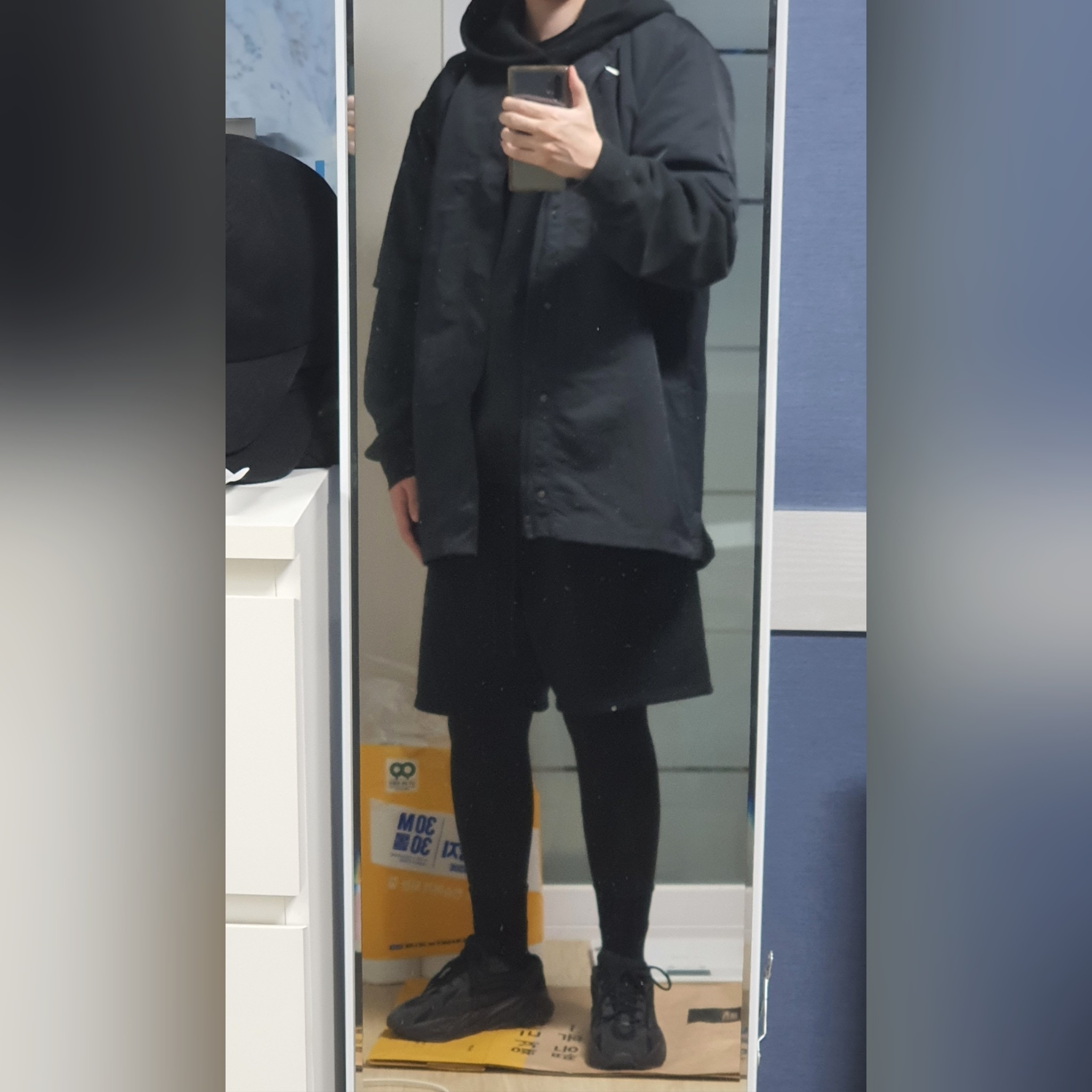 Adidas Yeezy Boost 700 V2 Vanta 2019, Essentials Sweatshorts Black 2020 착용 스타일