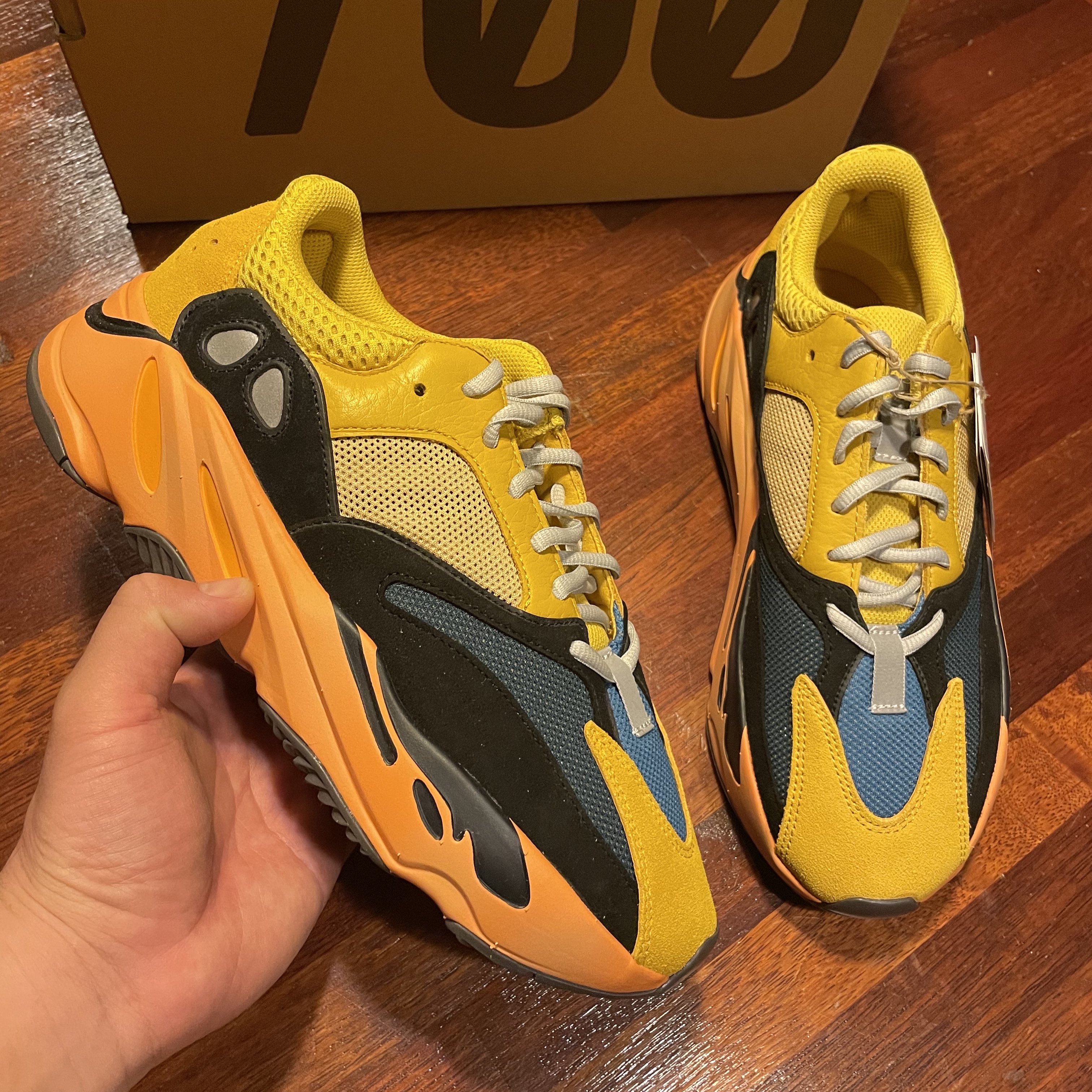 Adidas Yeezy Boost 700 Sun 착용 스타일