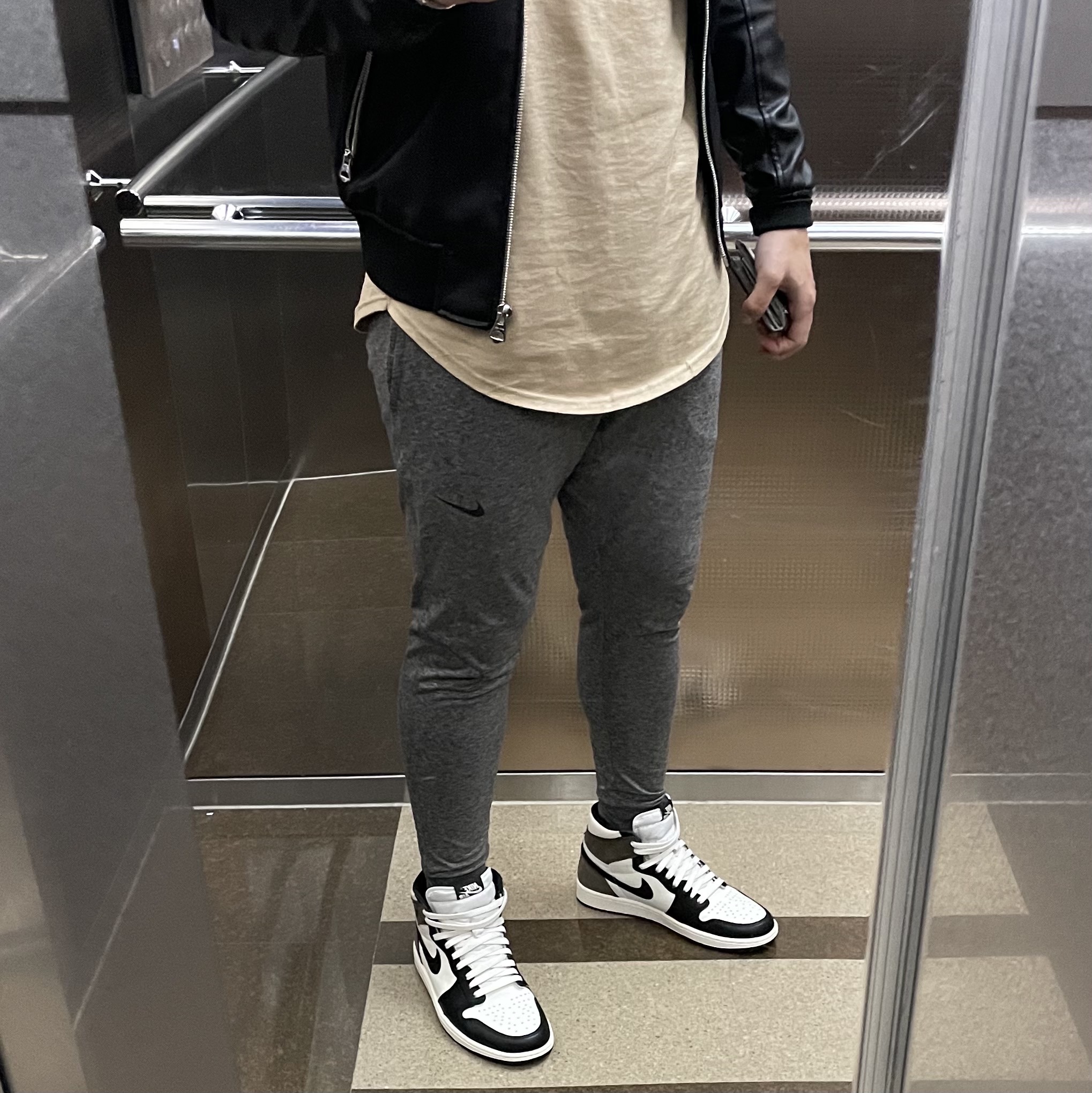 Jordan 1 Retro High OG Black Mocha 착용 스타일 - 1