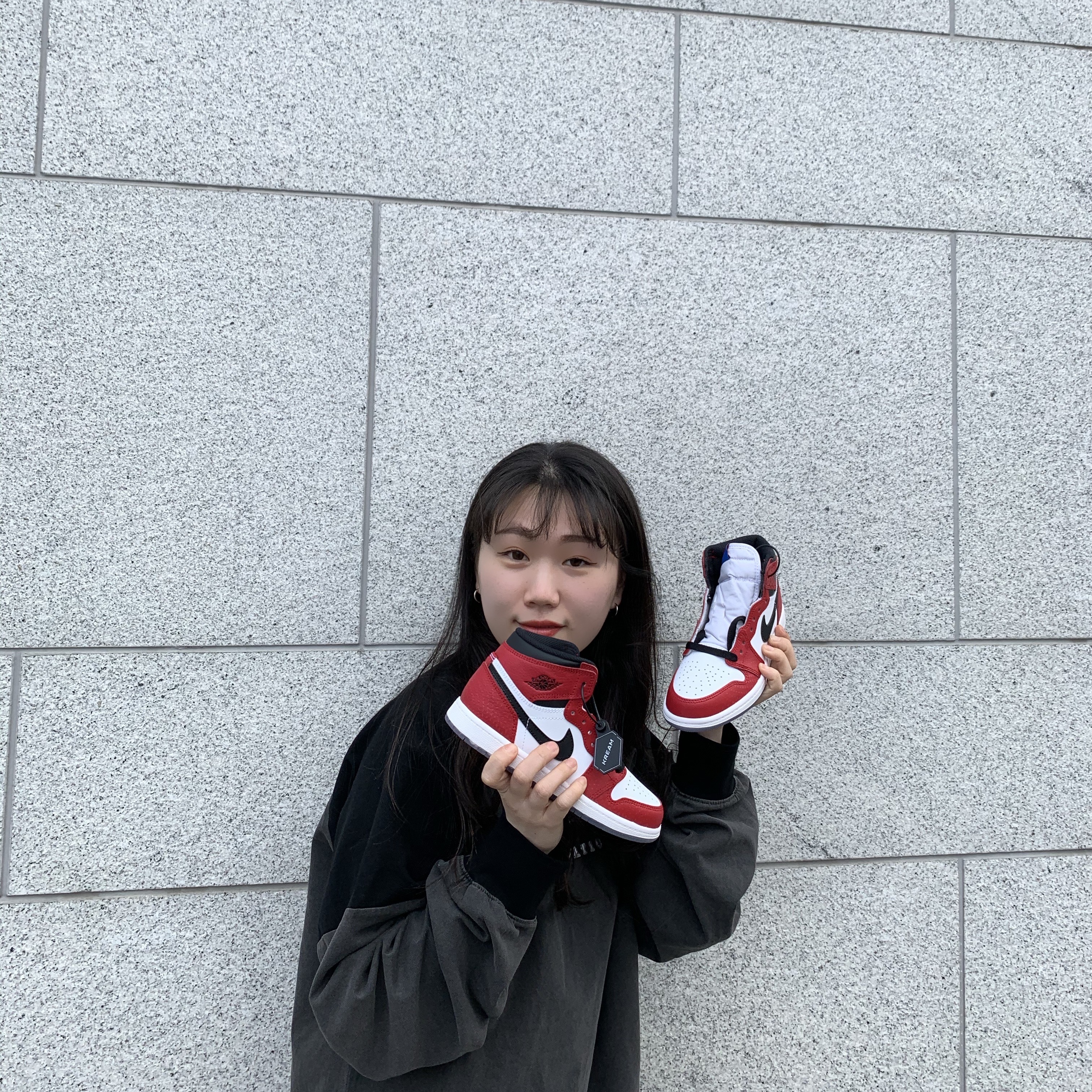(PS) Jordan 1 Retro High Spider-Man Origin Story, Jordan 1 Retro High OG Light Smoke Grey 착용 스타일 - 3