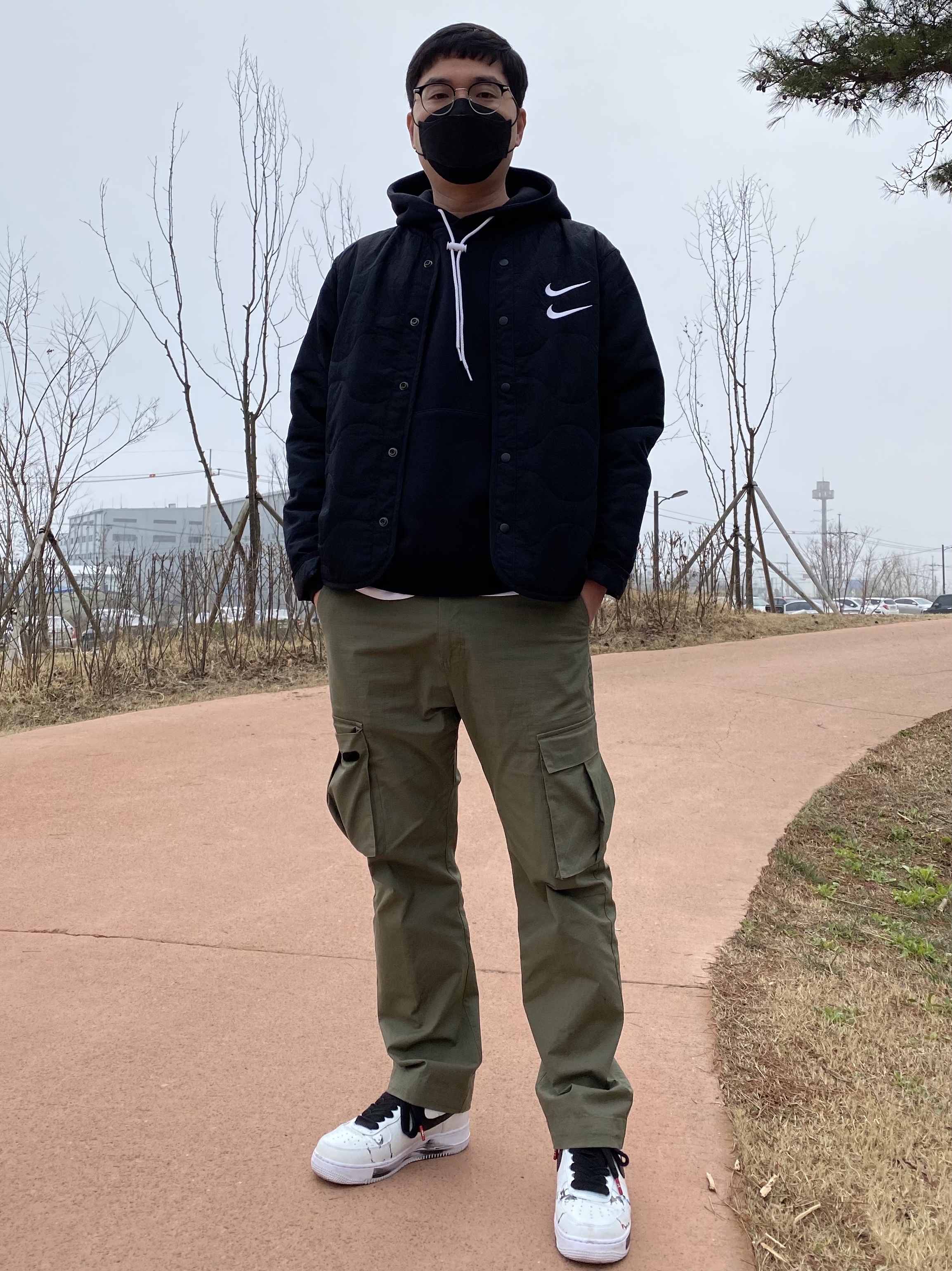 Nike x Peaceminusone Air Force 1 Low Para-Noise 2.0, Nike NRG Solo Swoosh Fleece Hoodie Black White - Asia 착용 스타일