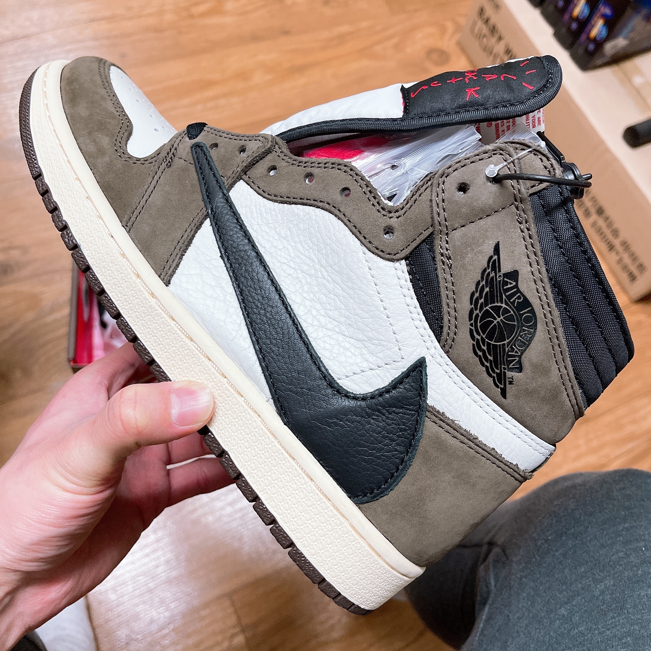 Jordan 1 x Travis Scott Retro High OG SP Mocha 착용 스타일 - 1