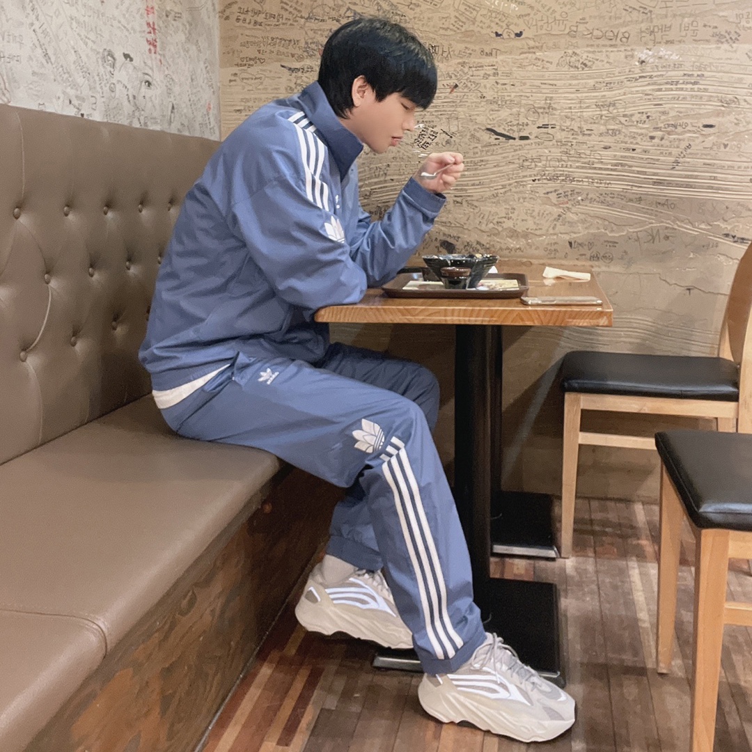Adidas Yeezy Boost 700 V2 Static 2018 착용 스타일 - 3