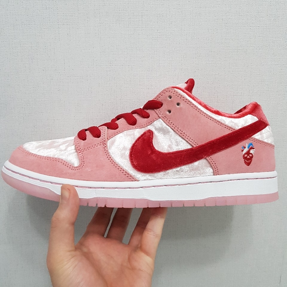 Nike x StrangeLove SB Dunk Low Pink (Regular Box) 착용 스타일 - 4