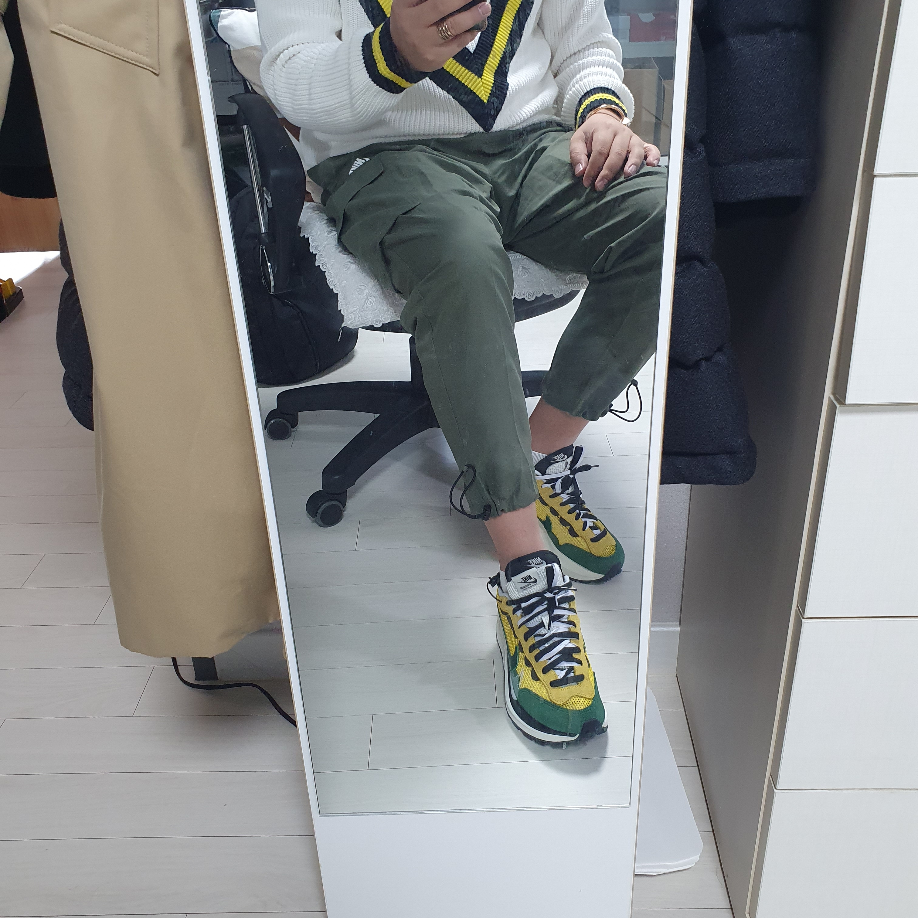 Nike x Sacai VaporWaffle Tour Yellow & Gorge Green Sail 착용 스타일 - 3