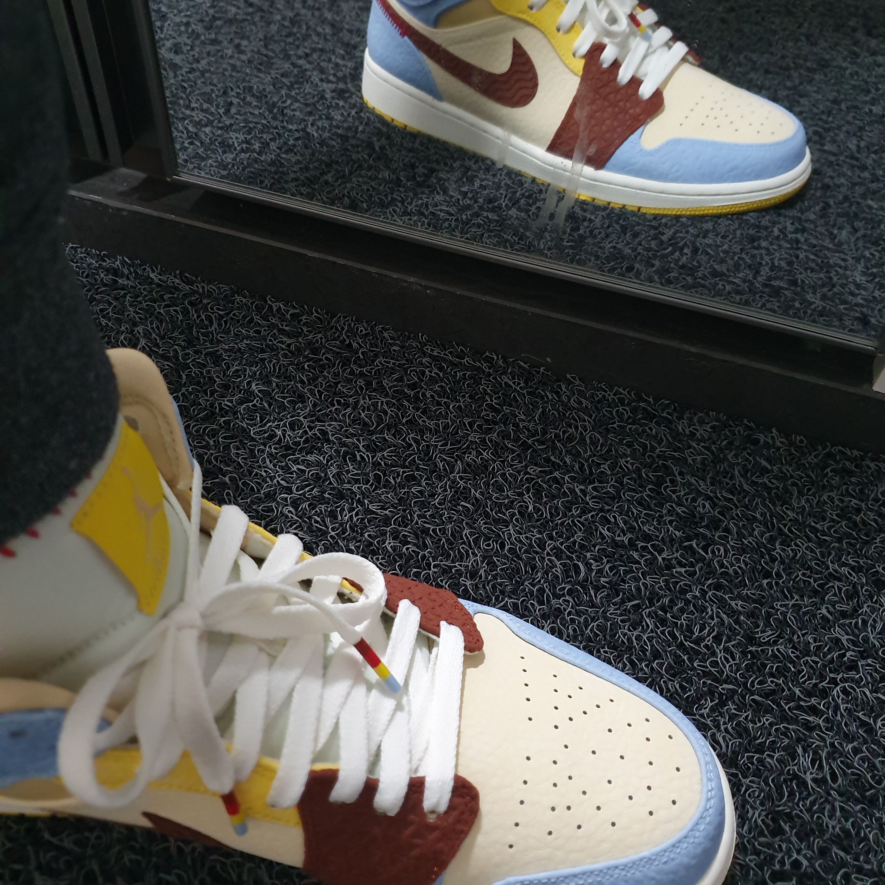 Jordan 1 x Maison Chateau Rouge Mid SE Fearless 착용 스타일 - 2