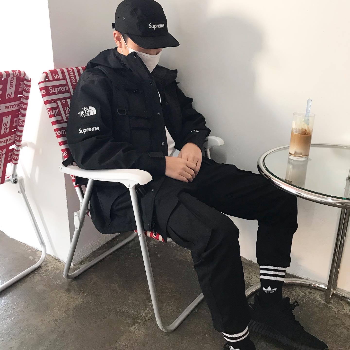 Adidas Yeezy Boost 350 V2 Black Red 2020, Supreme x The North Face RTG Jacket + Vest Black - 20SS 착용 스타일