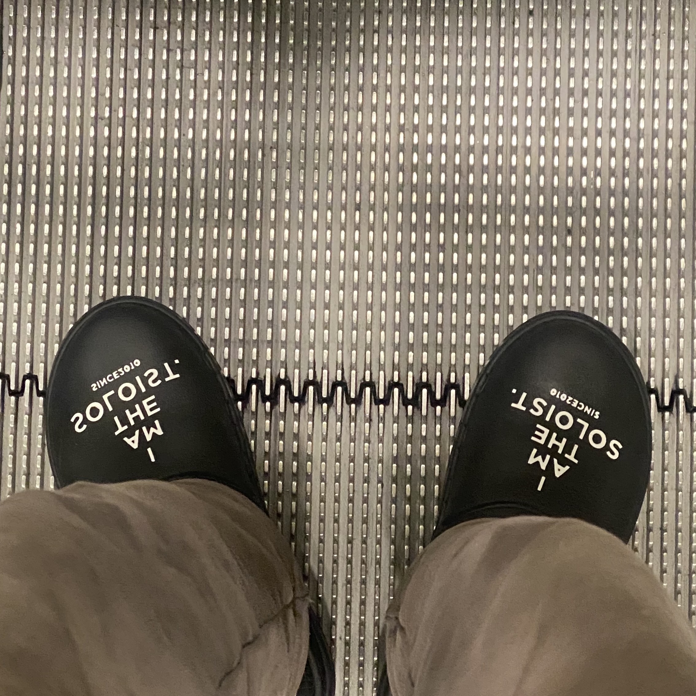 Oofos x Takahiromiyashita The Soloist Signature Clog Black White 착용 스타일 - 2