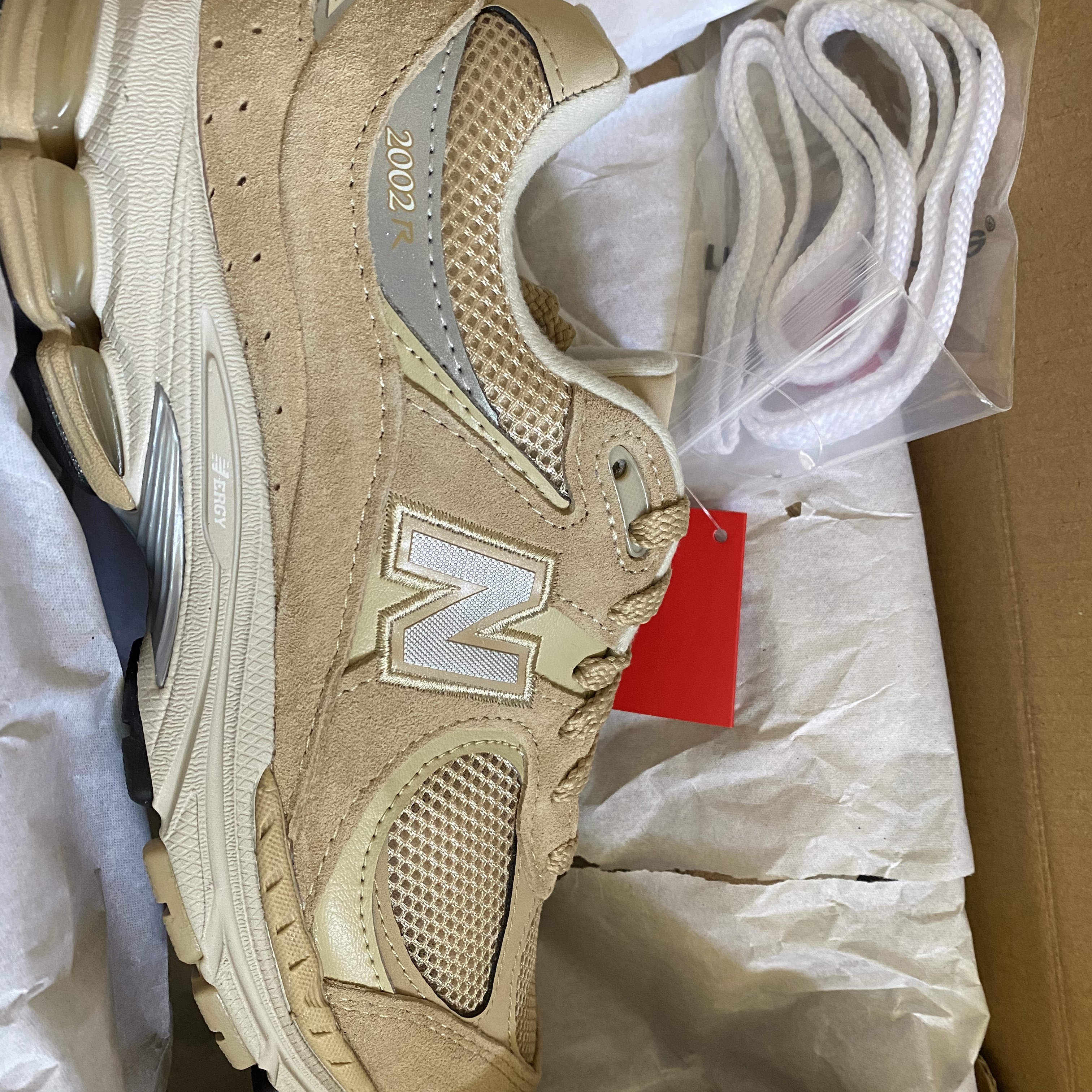 New Balance 2002R T2 Beige 착용 스타일