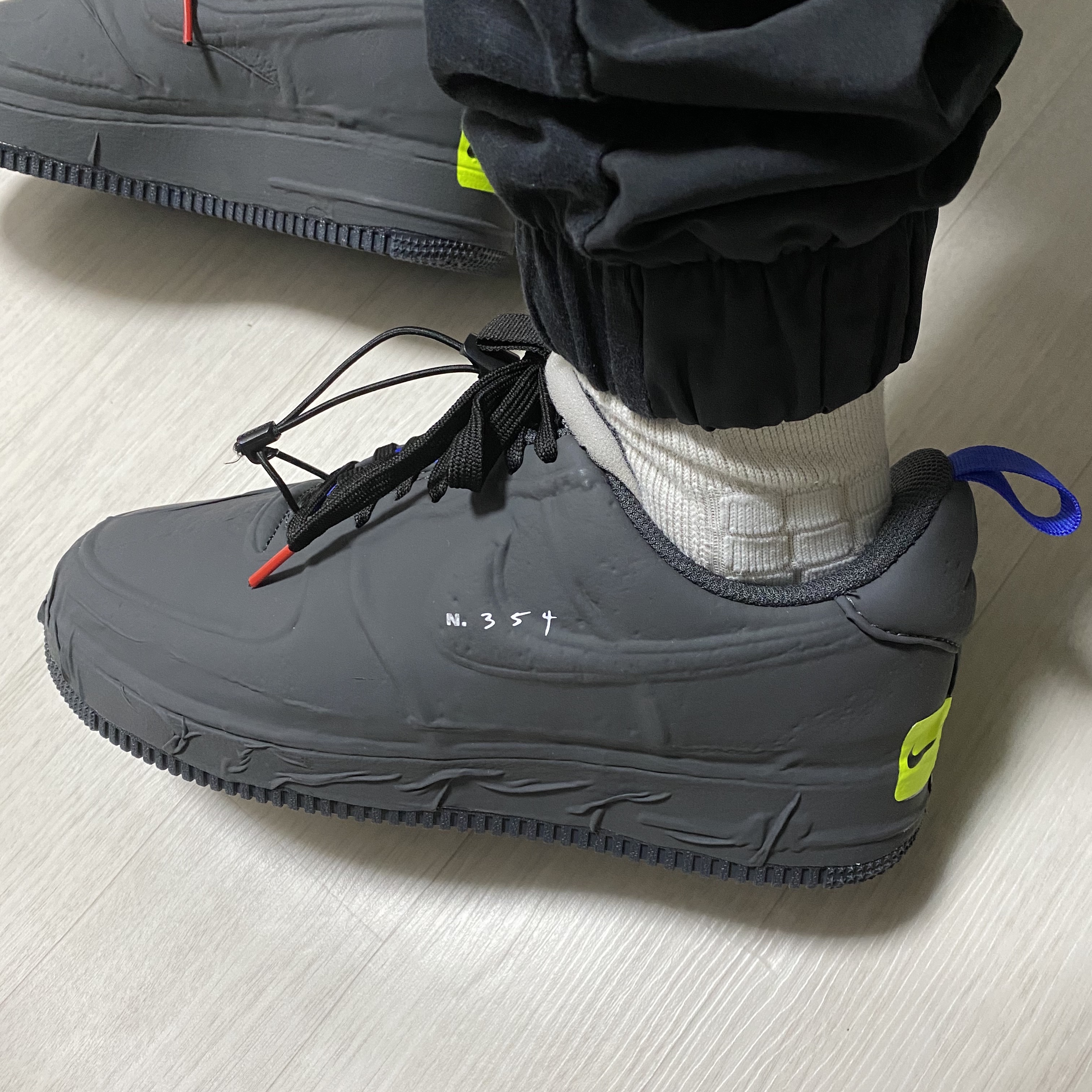Nike Air Force 1 Experimental Black 착용 스타일 - 1