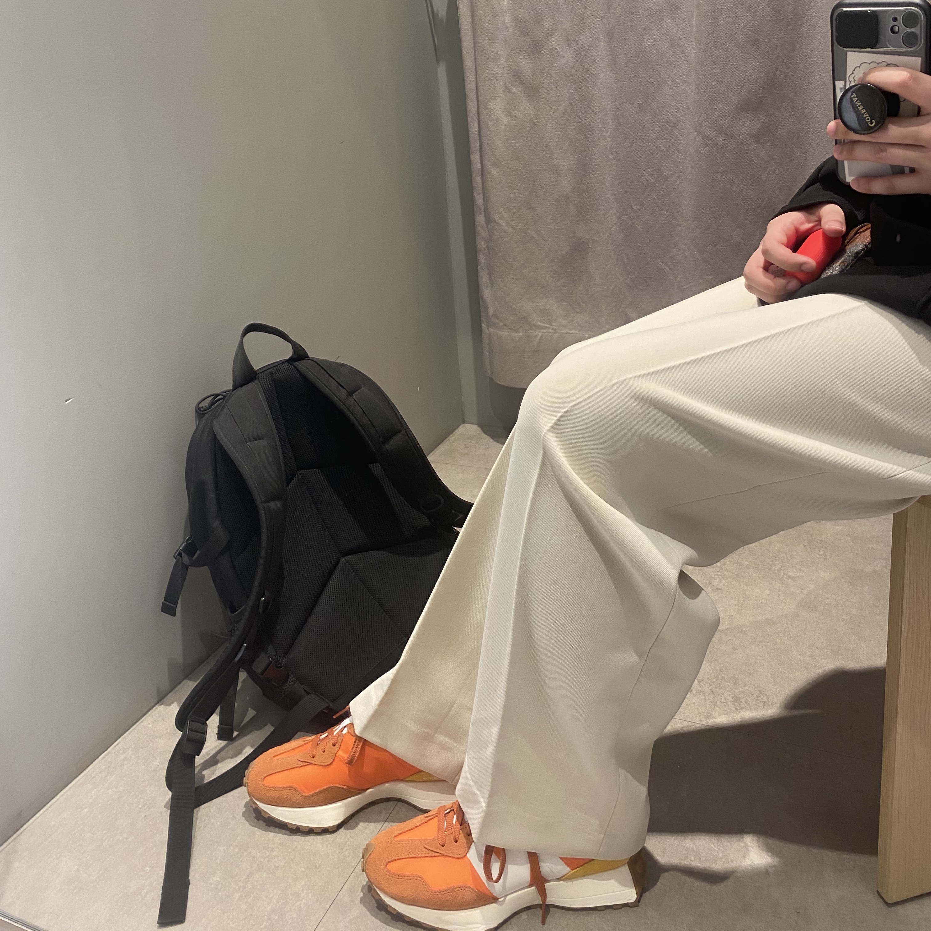 New Balance 327 Orange 착용 스타일