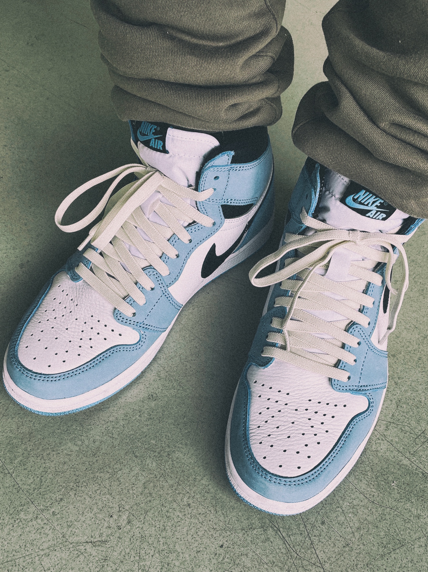 Jordan 1 Retro High OG University Blue 착용 스타일 - 2