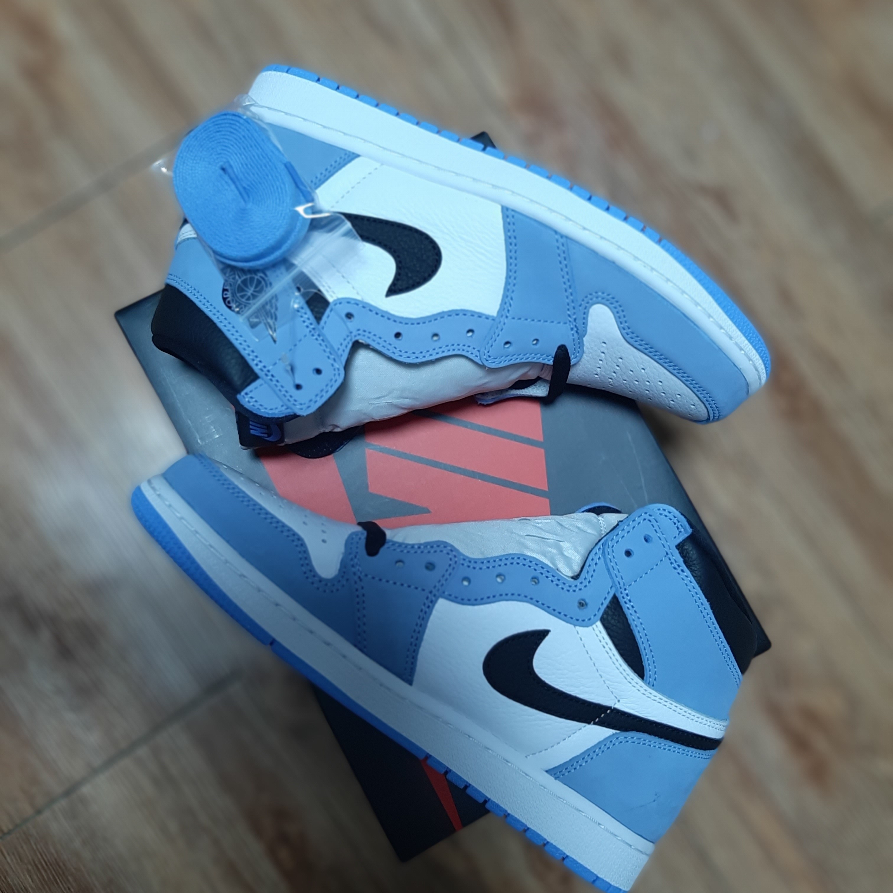 Jordan 1 Retro High OG University Blue 착용 스타일 - 2