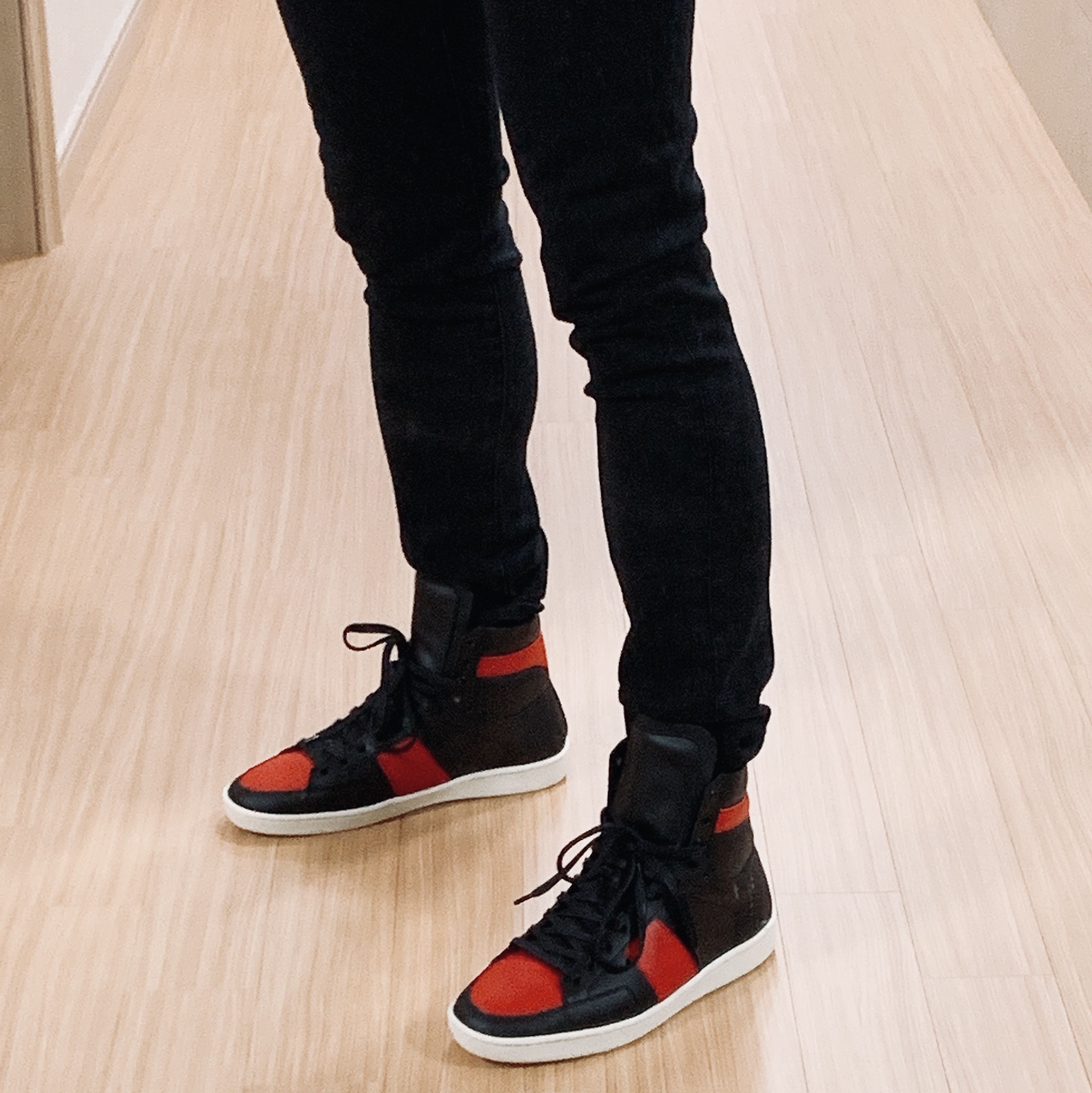 Saint Laurent Court Classic SL/10 High Top Sneakers Black Red 착용 스타일 - 2