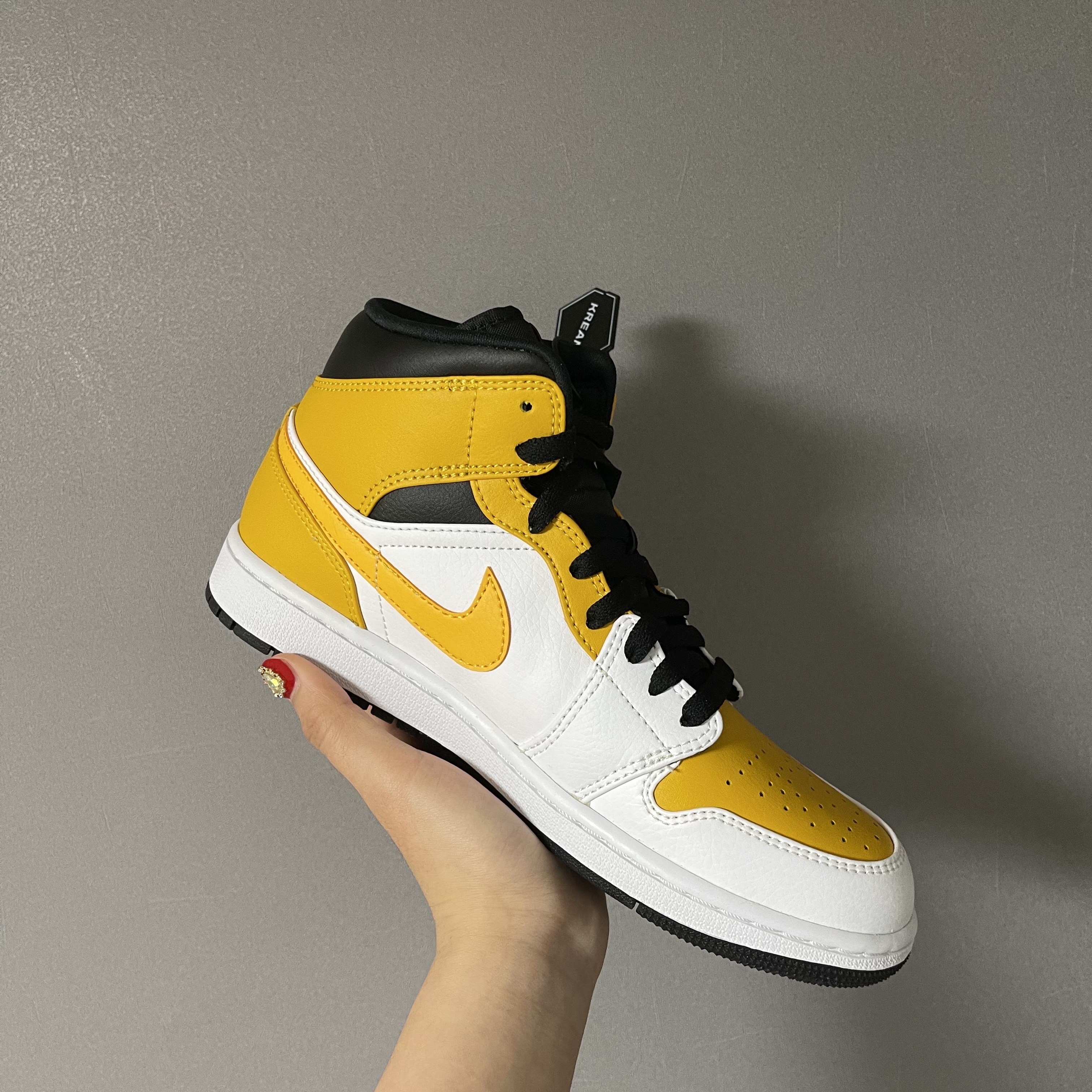Jordan 1 Mid White University Gold 착용 스타일 - 4