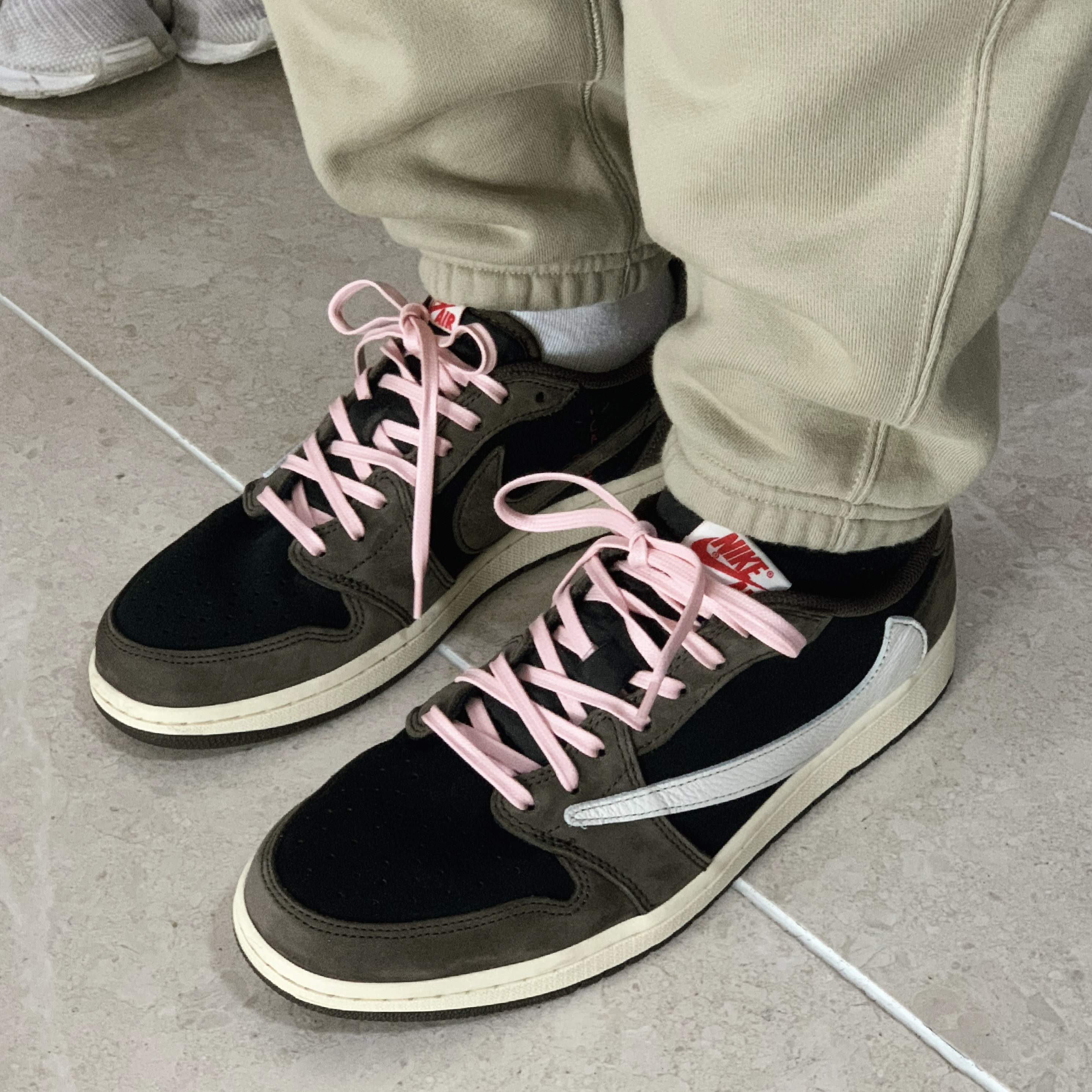 Jordan 1 x Travis Scott Retro Low OG SP Mocha 착용 스타일 - 2
