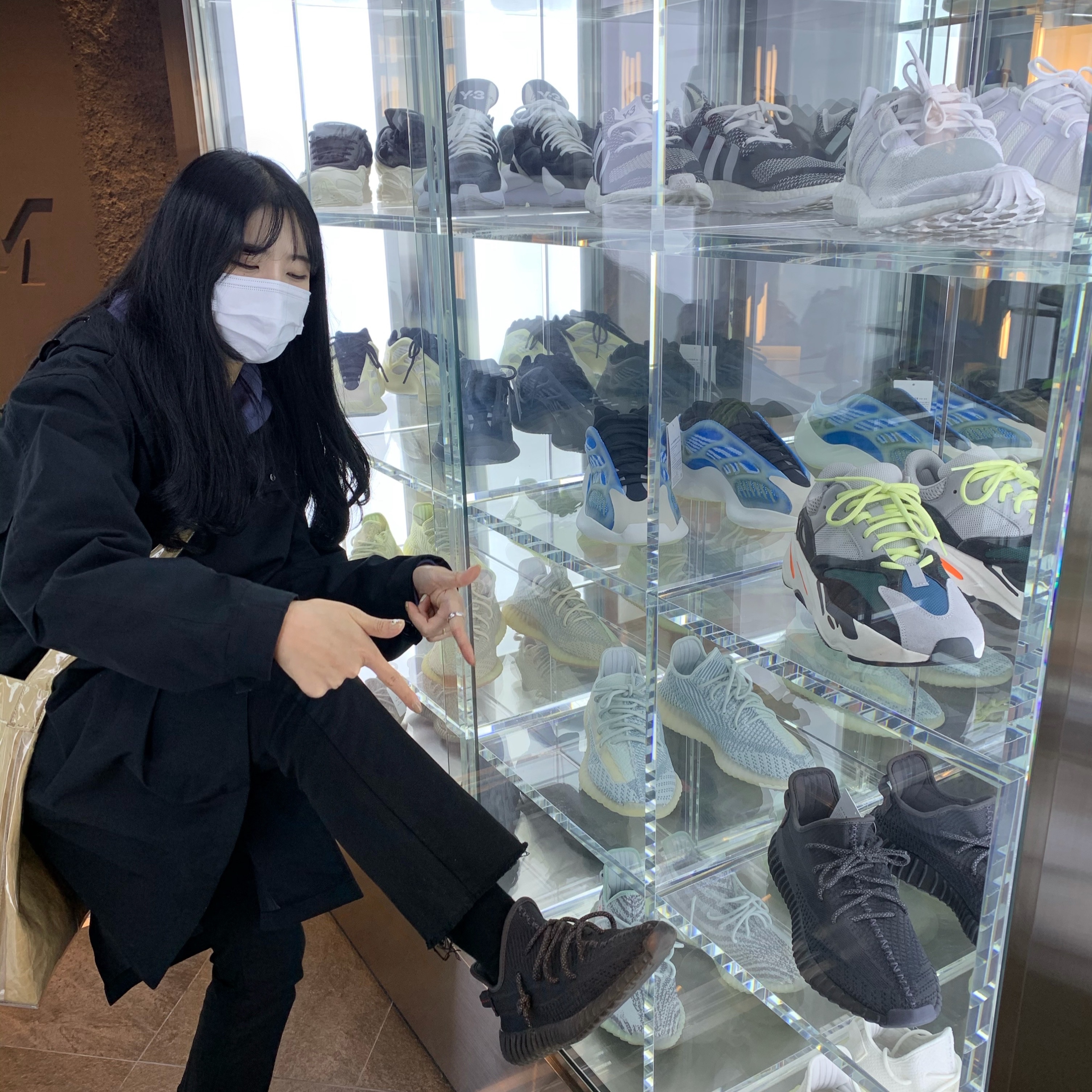 Adidas Yeezy Boost 350 V2 Black - Non-Reflective 착용 스타일
