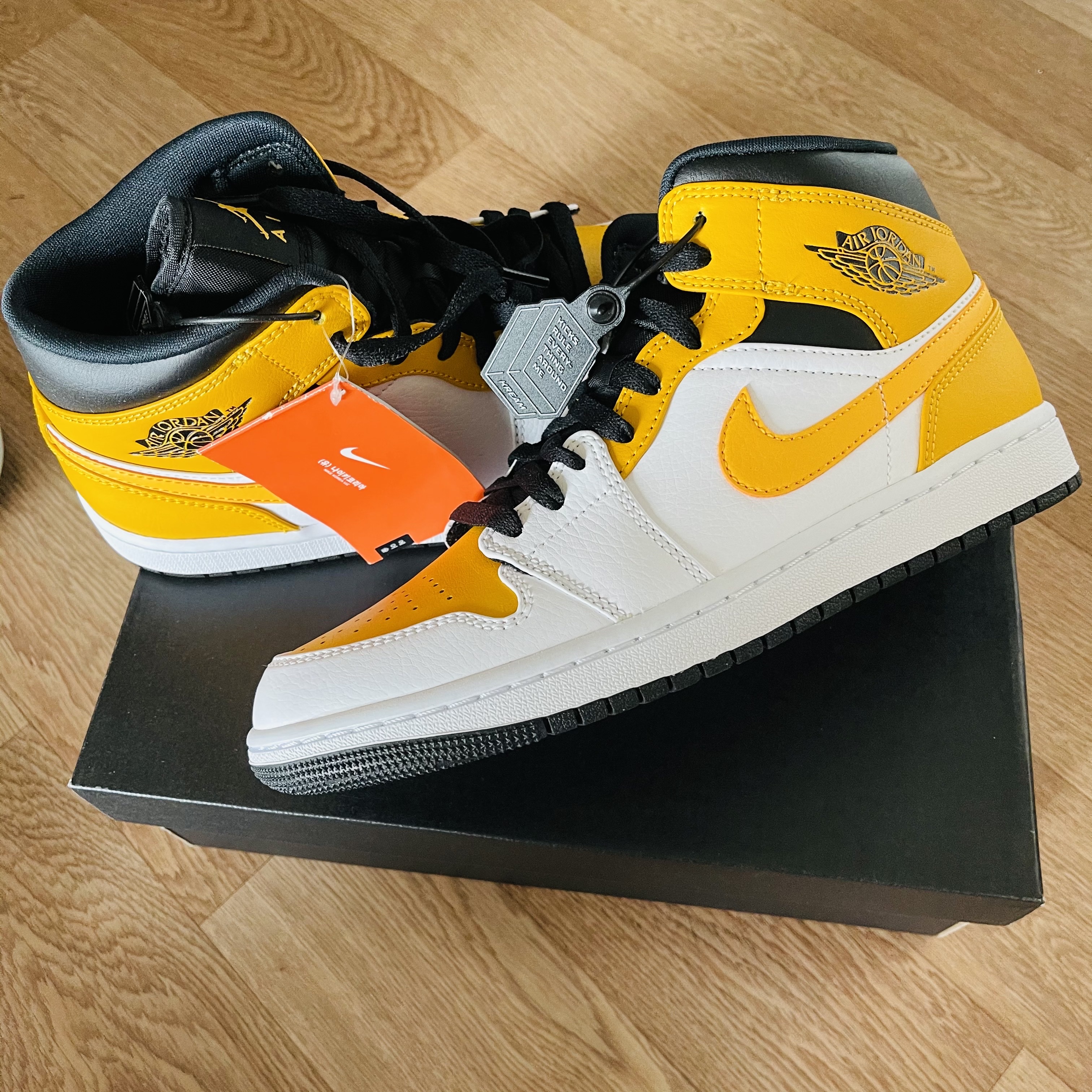 Jordan 1 Mid White University Gold 착용 스타일 - 3