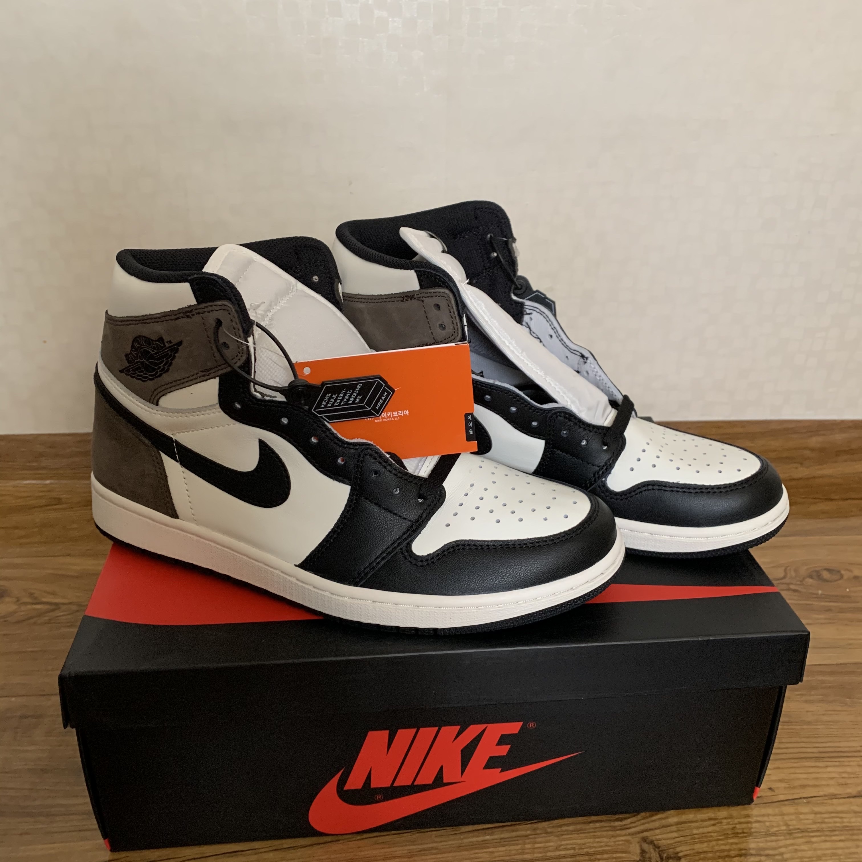 Jordan 1 Retro High OG Black Mocha 착용 스타일 - 1