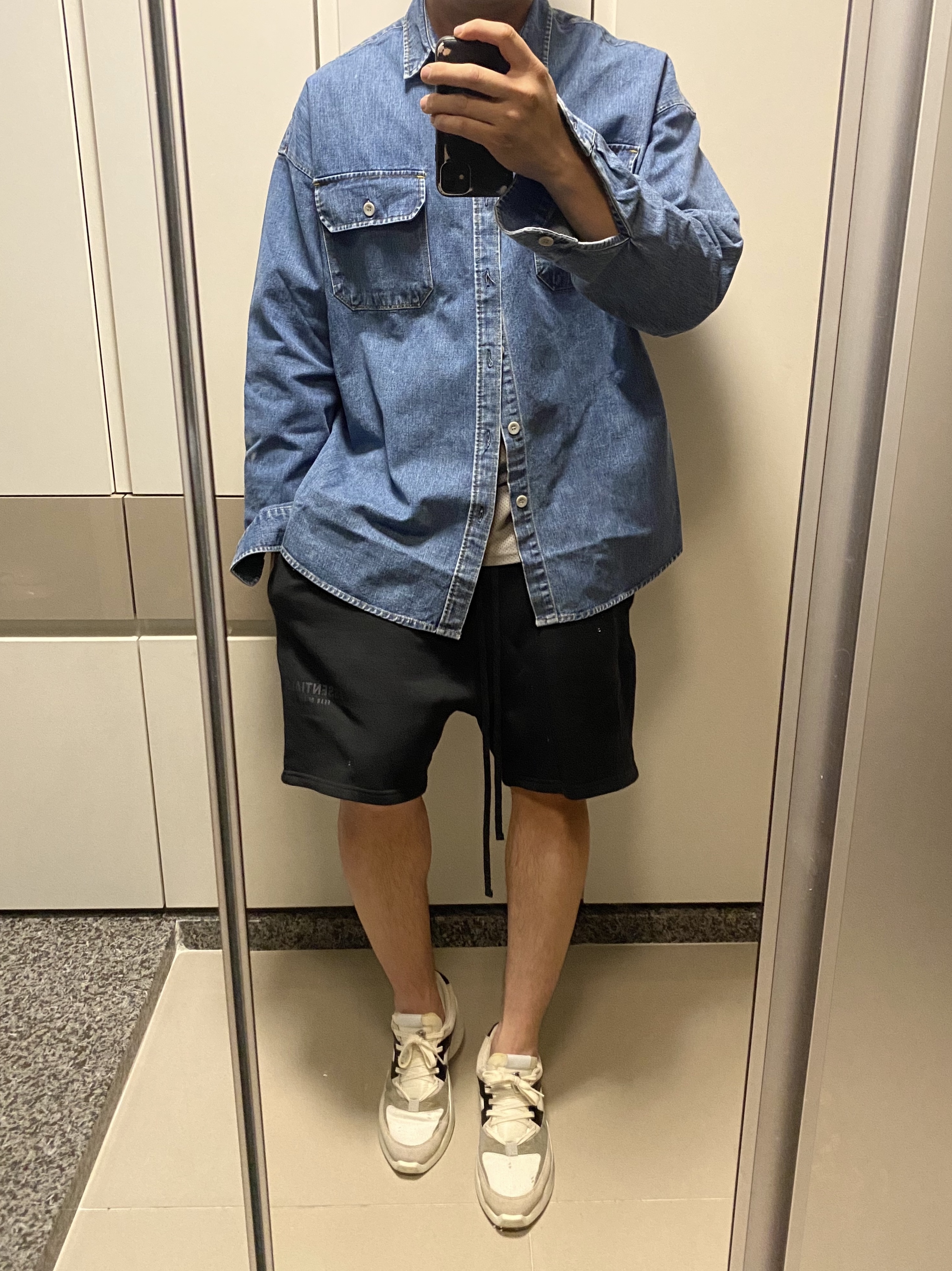 Essentials Distance Sneakers Cream Grey Black, Essentials Sweatshorts Black - 21SS 착용 스타일