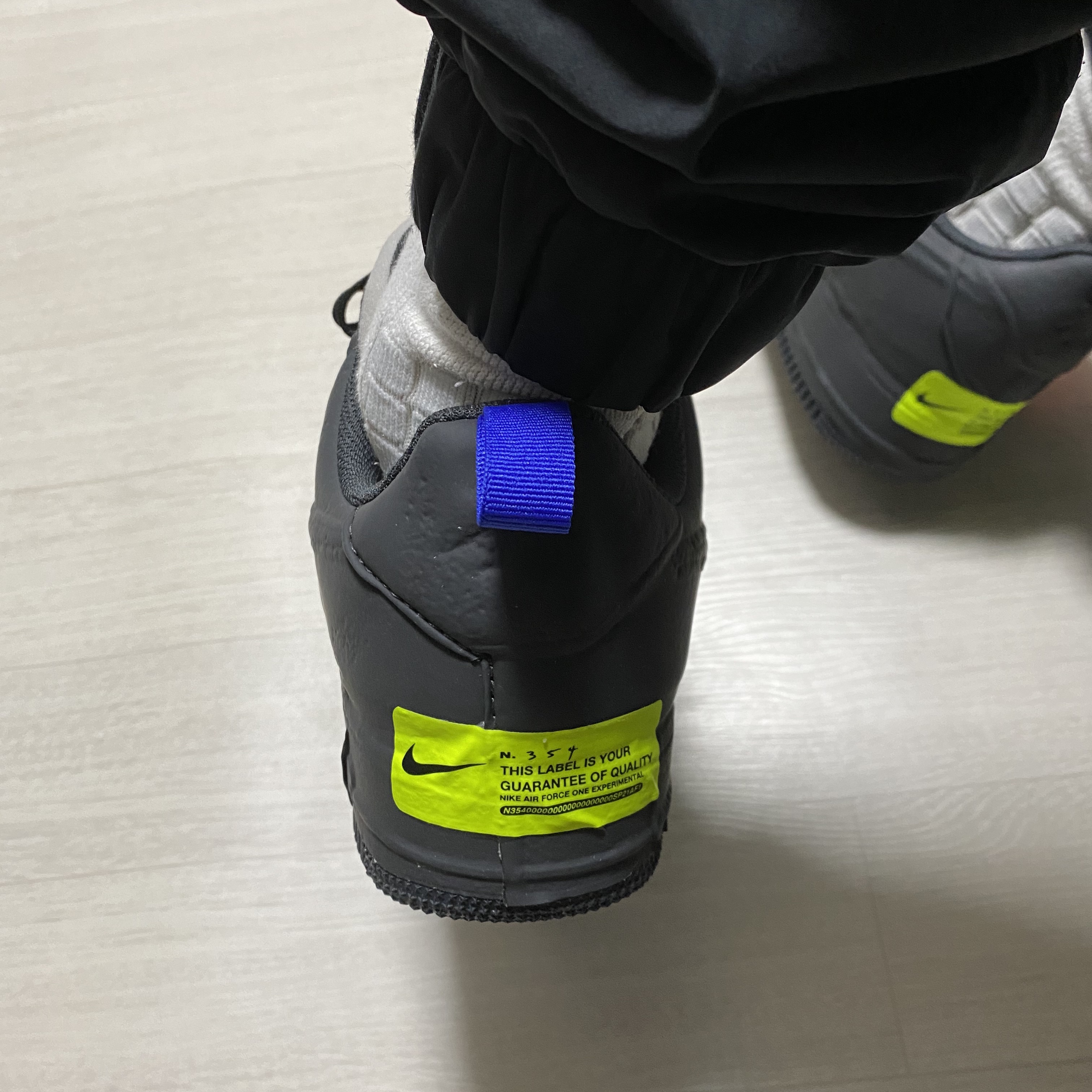 Nike Air Force 1 Experimental Black 착용 스타일 - 2