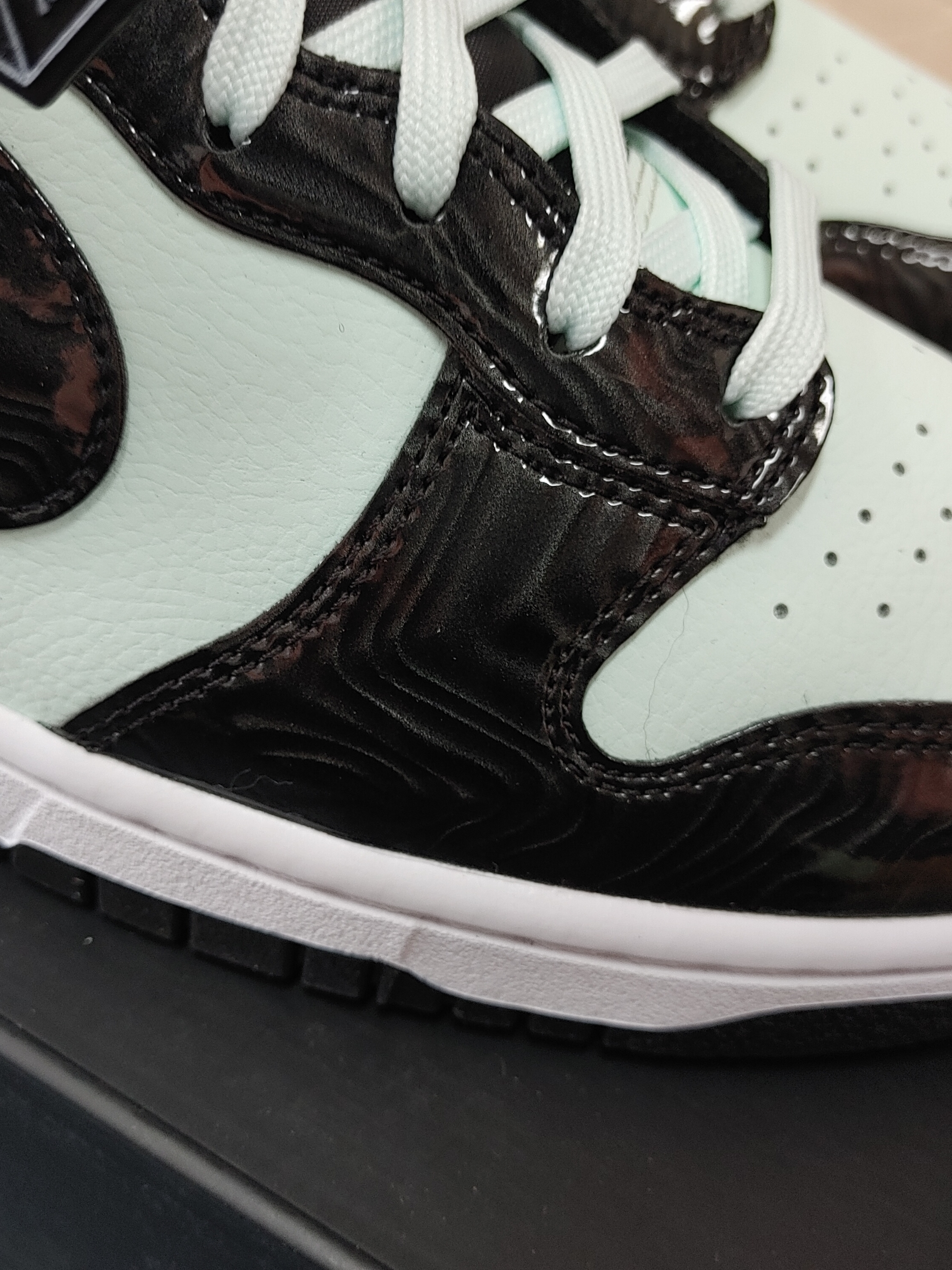 Nike Dunk High Barely Green 착용 스타일 - 5