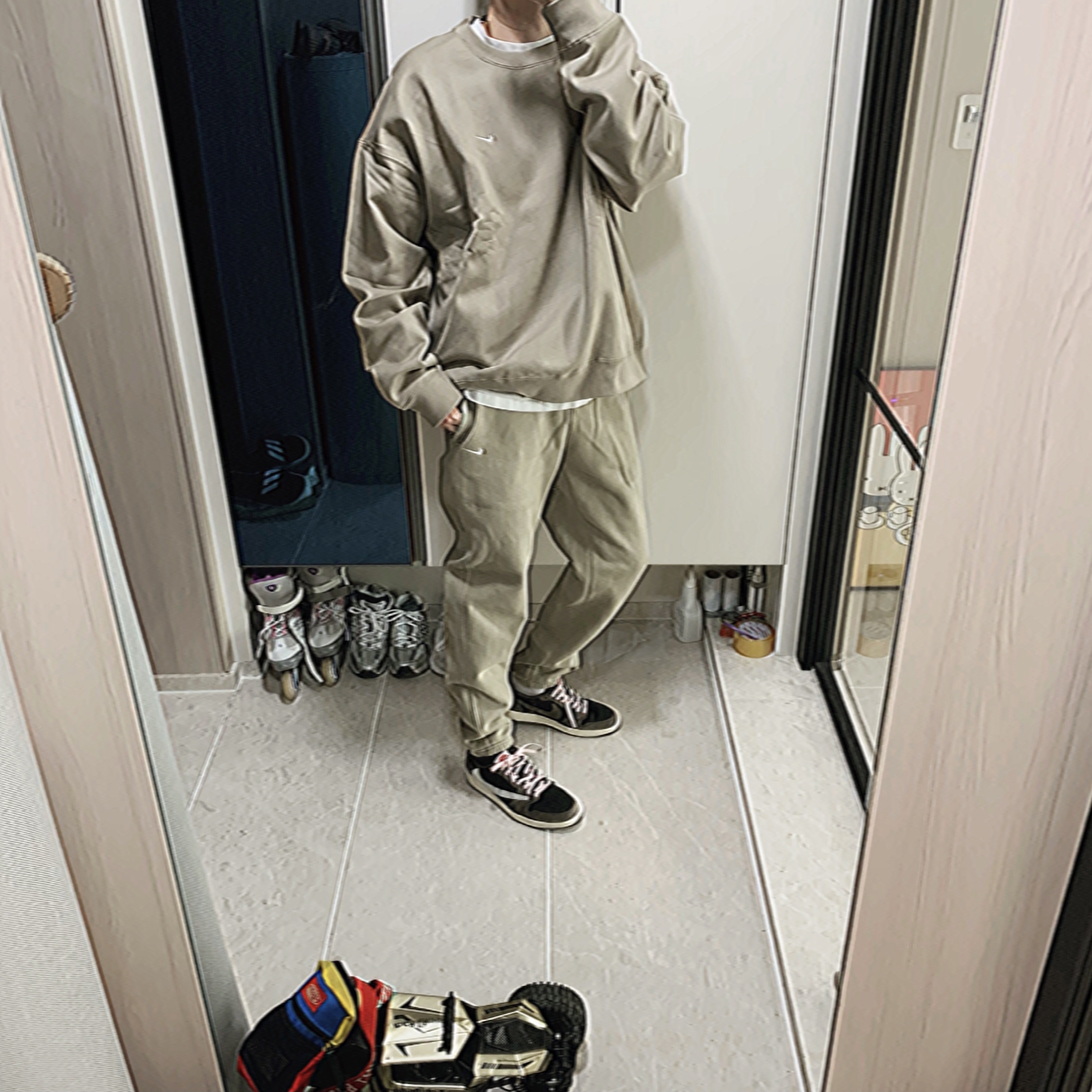Jordan 1 x Travis Scott Retro Low OG SP Mocha 착용 스타일 - 1