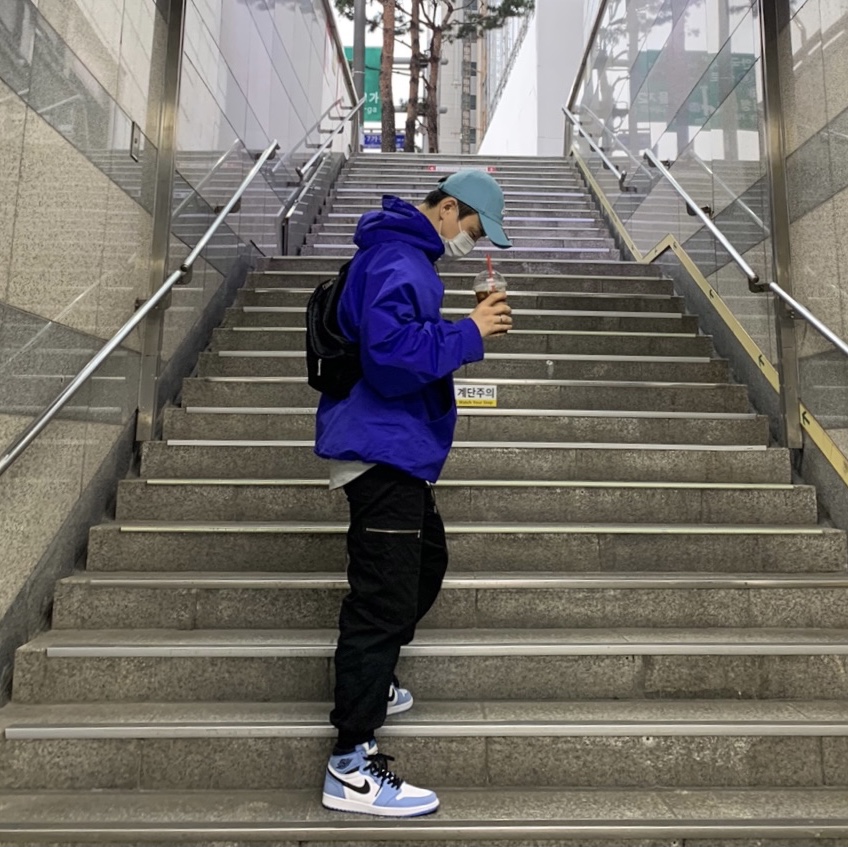 Jordan 1 Retro High OG University Blue 착용 스타일 - 2