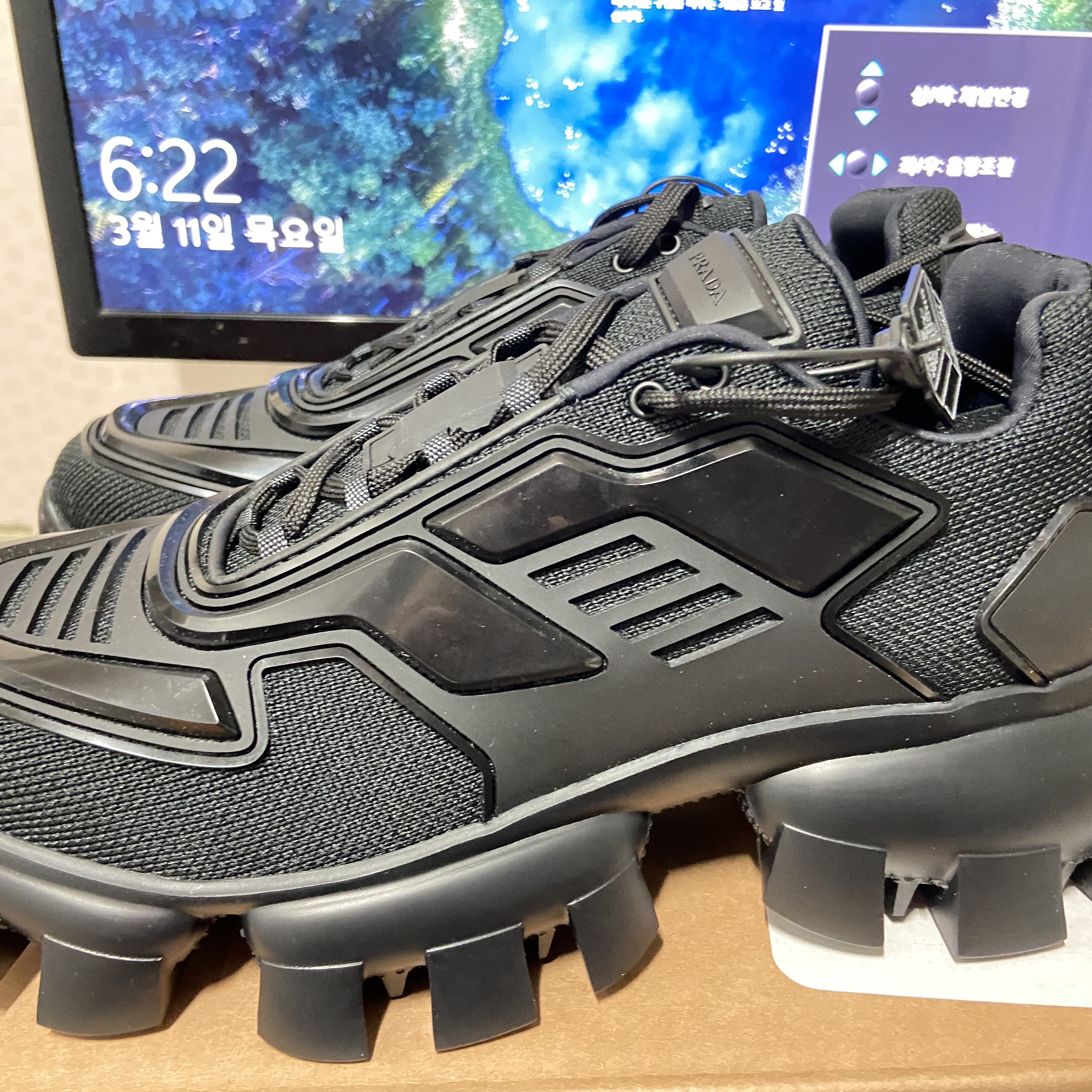 Prada Cloudbust Thunder Technical Fabric Sneakers Black 착용 스타일 - 2