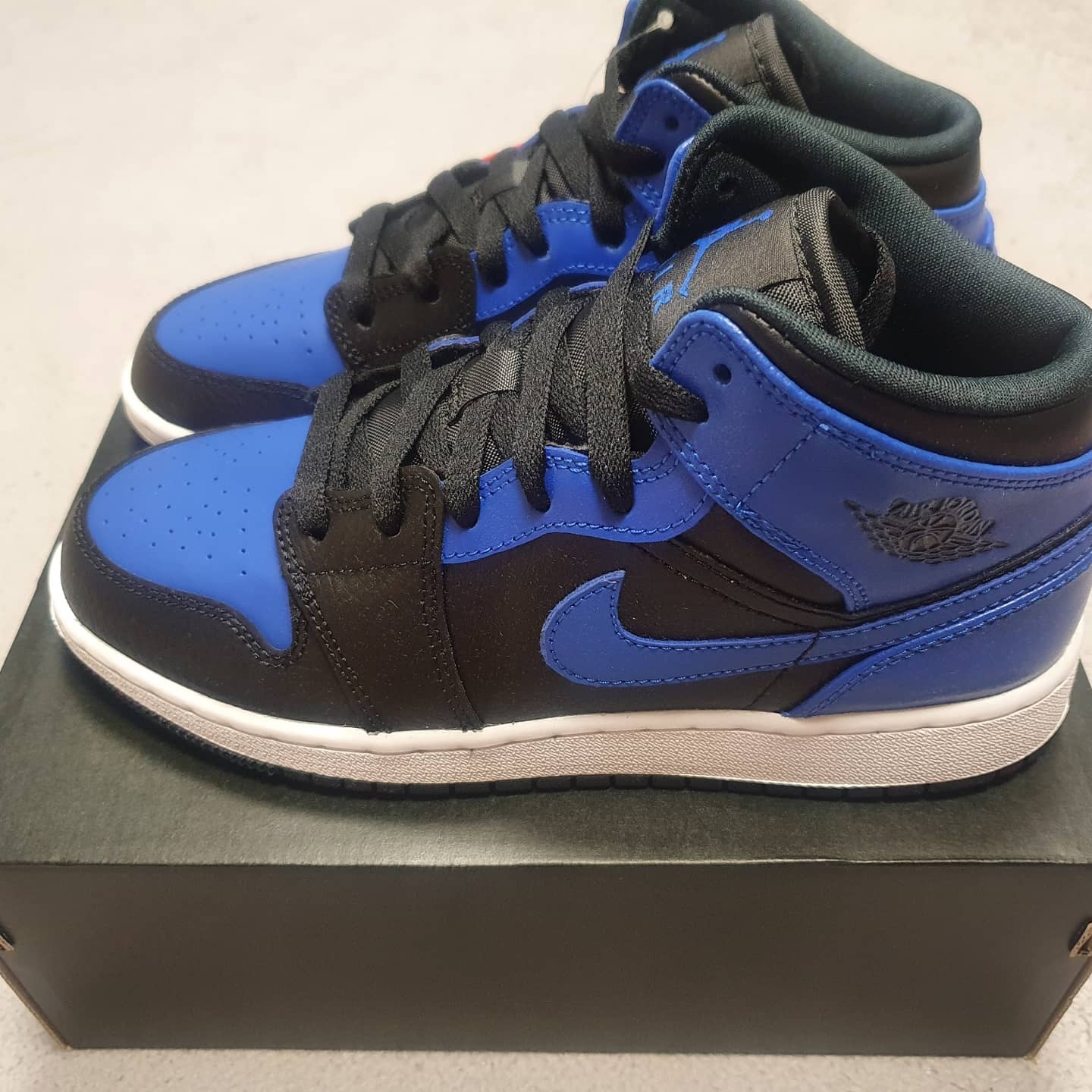 (GS) Jordan 1 Mid Black Hyper Royal 착용 스타일 - 2