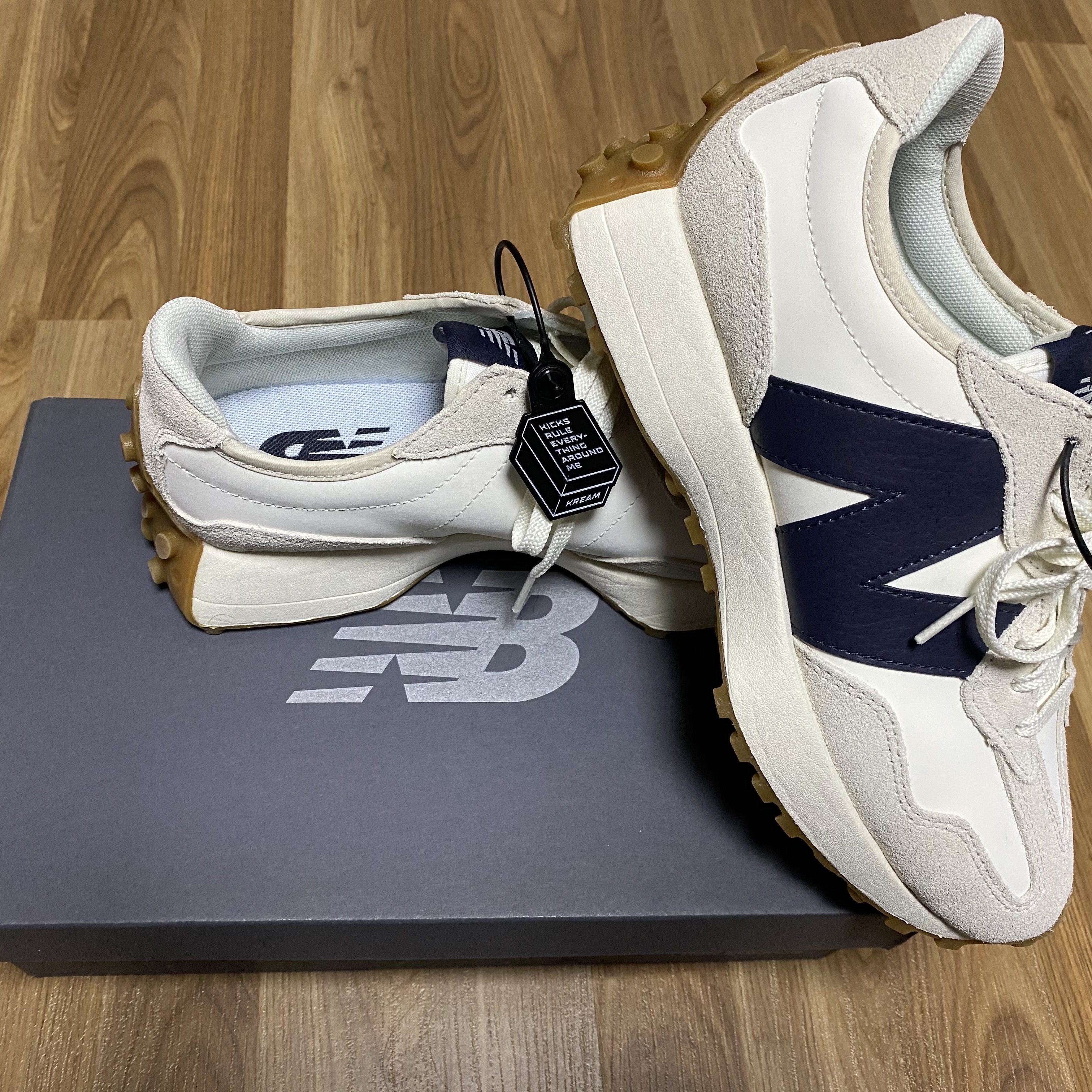 (W) New Balance 327 Beige Gum 착용 스타일