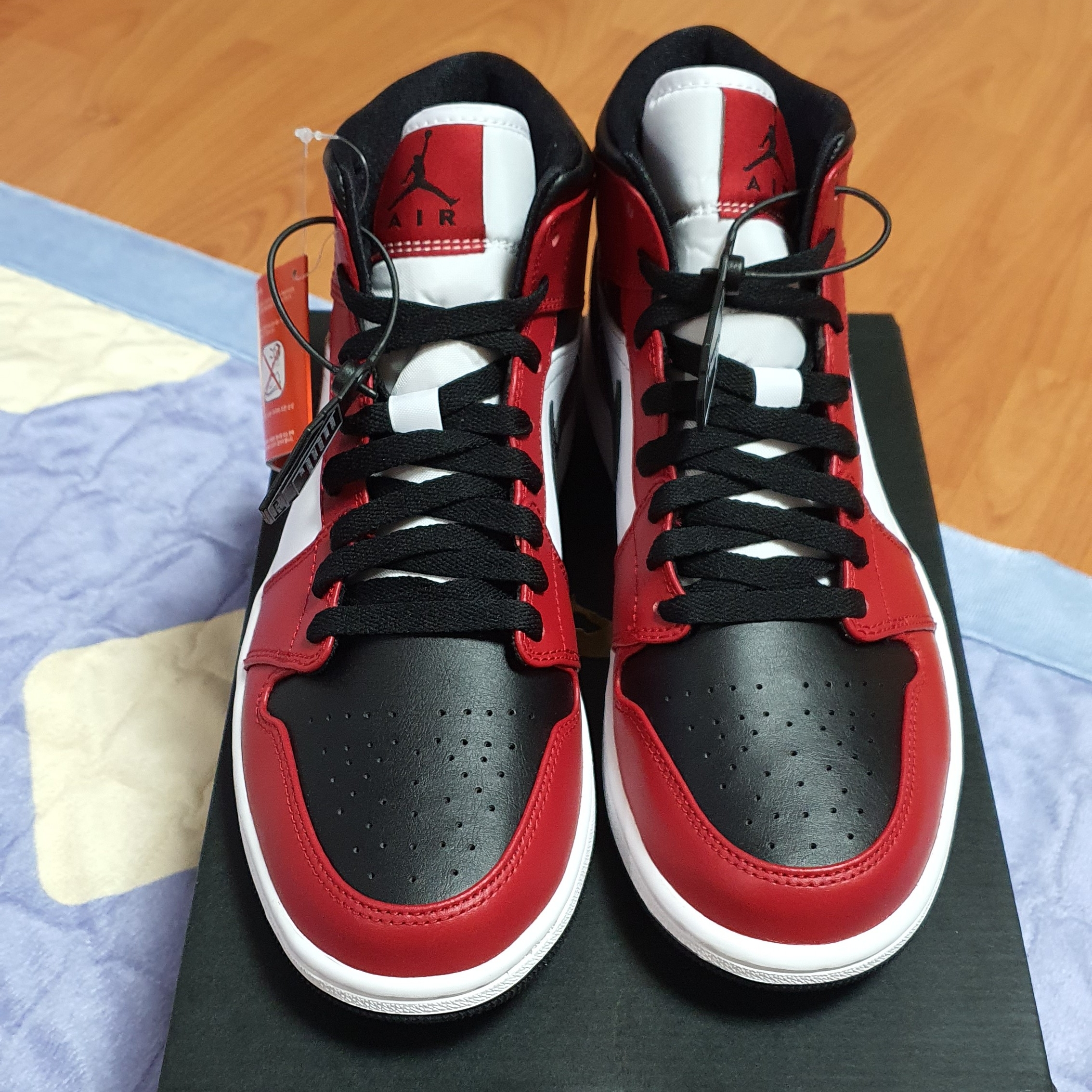 Jordan 1 Mid Chicago Black Toe 착용 스타일 - 1
