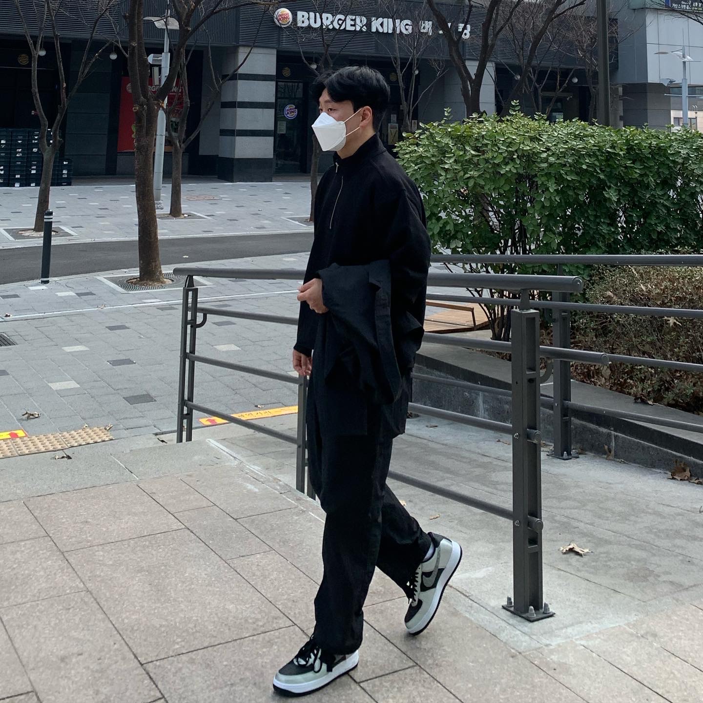 Nike Air Force 1 B Silver Snake 착용 스타일 - 1