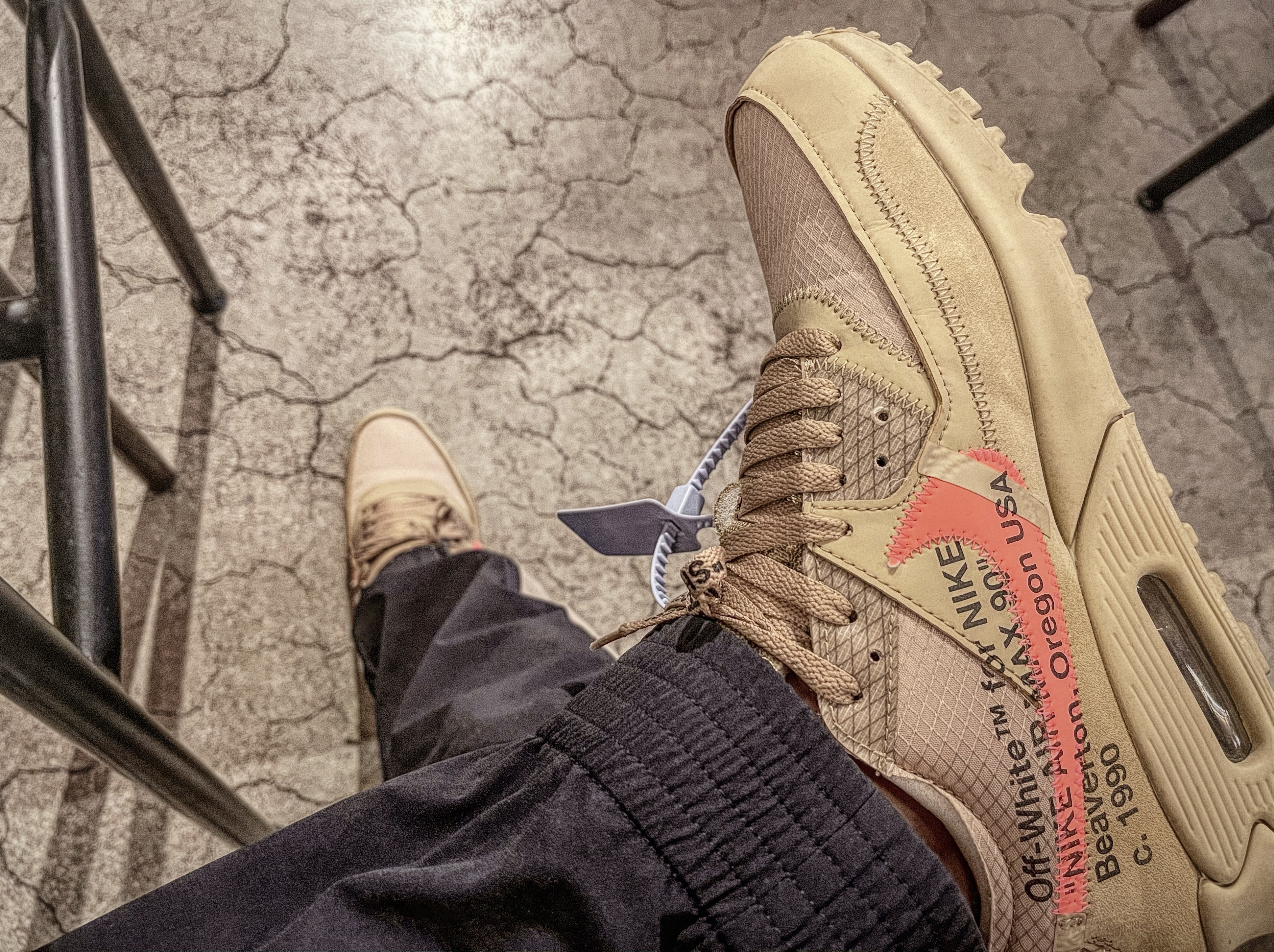Nike x Off-White Air Max 90 V2 Desert Ore 착용 스타일