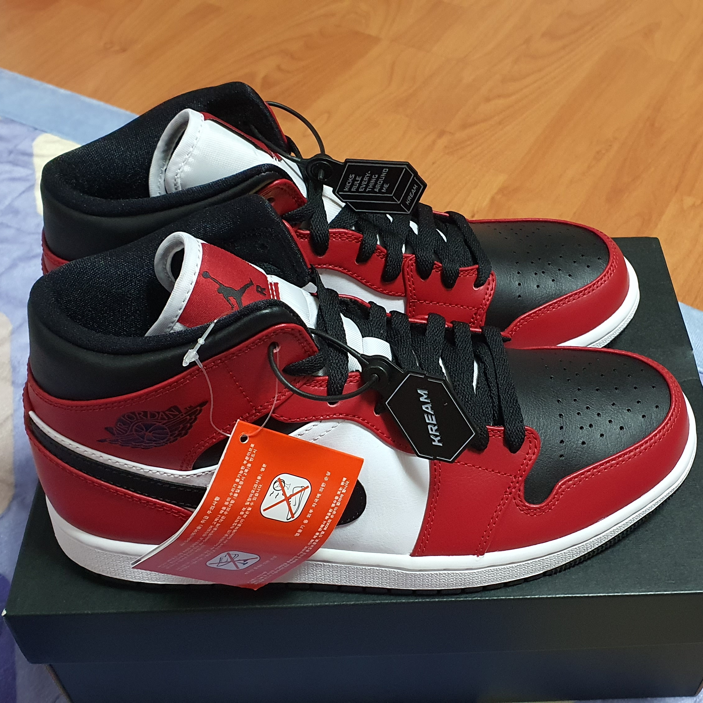 Jordan 1 Mid Chicago Black Toe 착용 스타일 - 2
