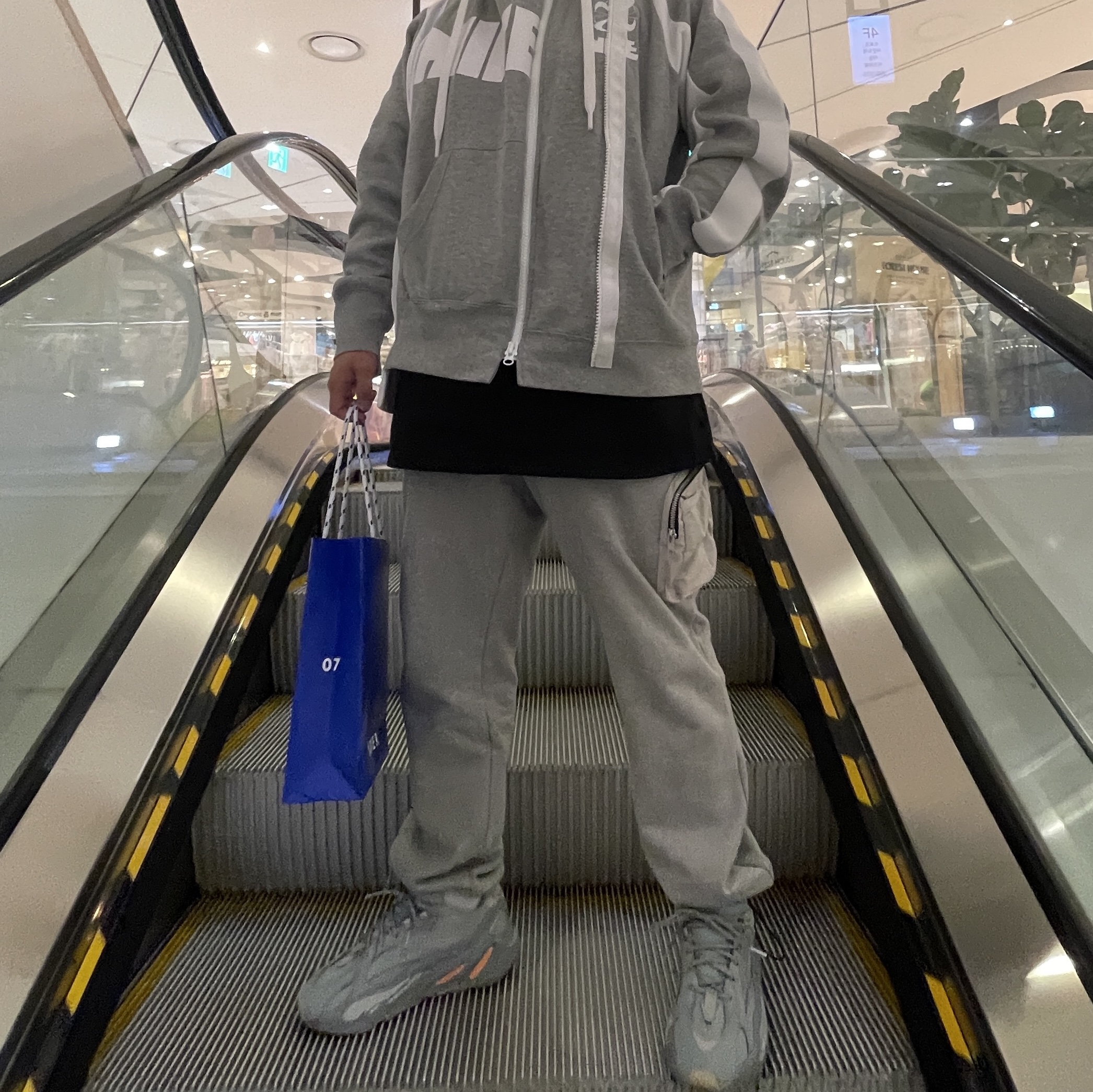 Adidas Yeezy Boost 700 V2 Inertia 착용 스타일
