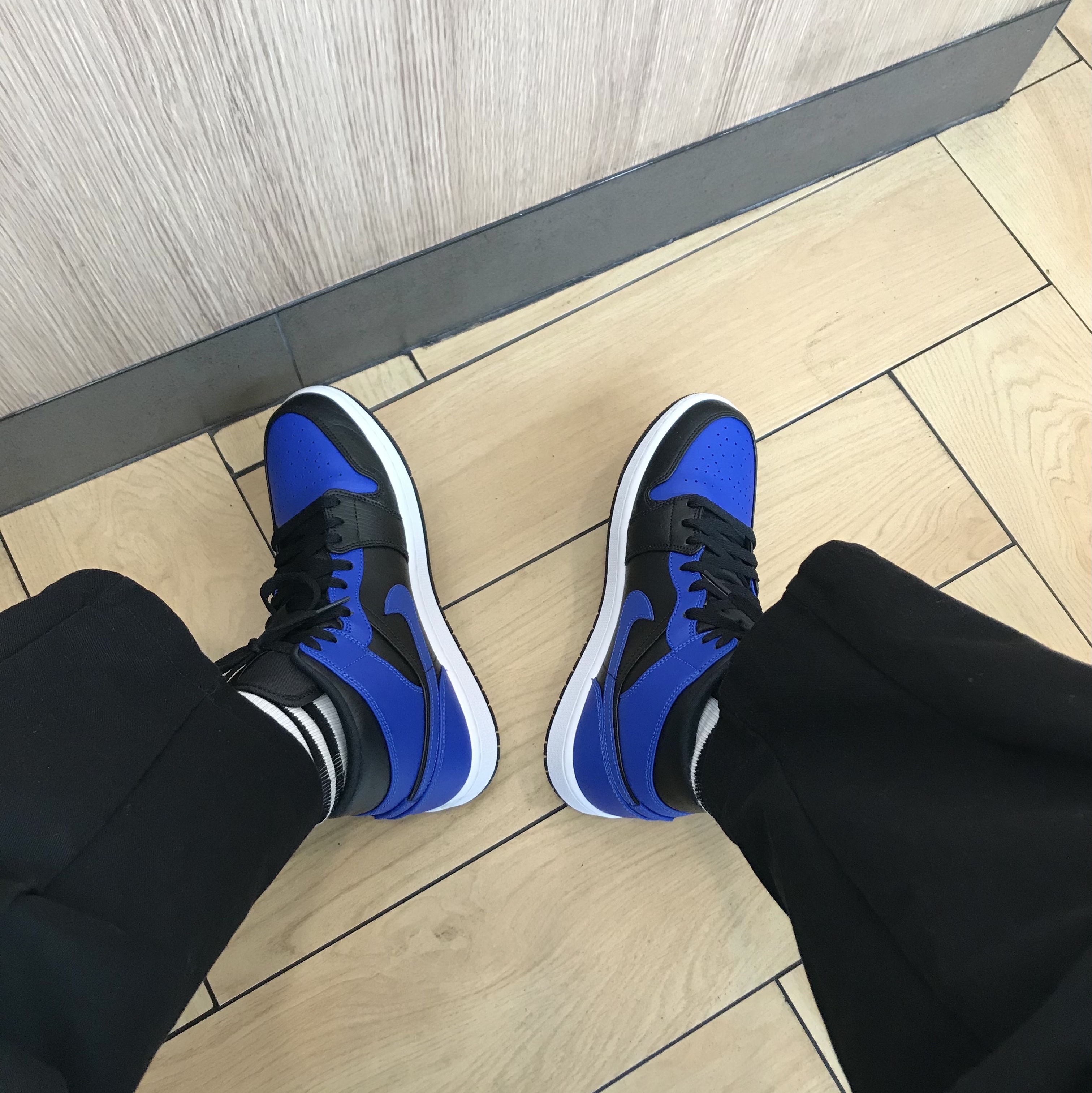 Jordan 1 Mid Black Hyper Royal 착용 스타일