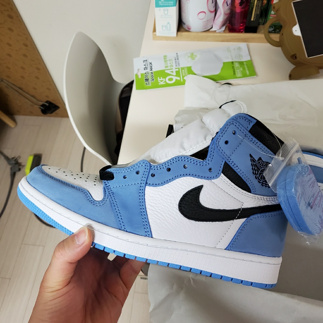 Jordan 1 Retro High OG University Blue 착용 스타일