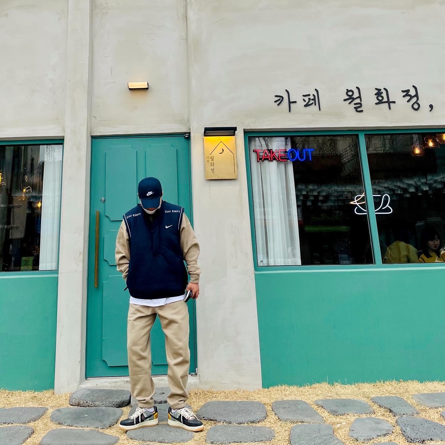 Nike x Travis Scott Air Force 1 Low Cactus Jack, Nike NRG Solo Swoosh Fleece Pants Khaki - Asia 착용 스타일