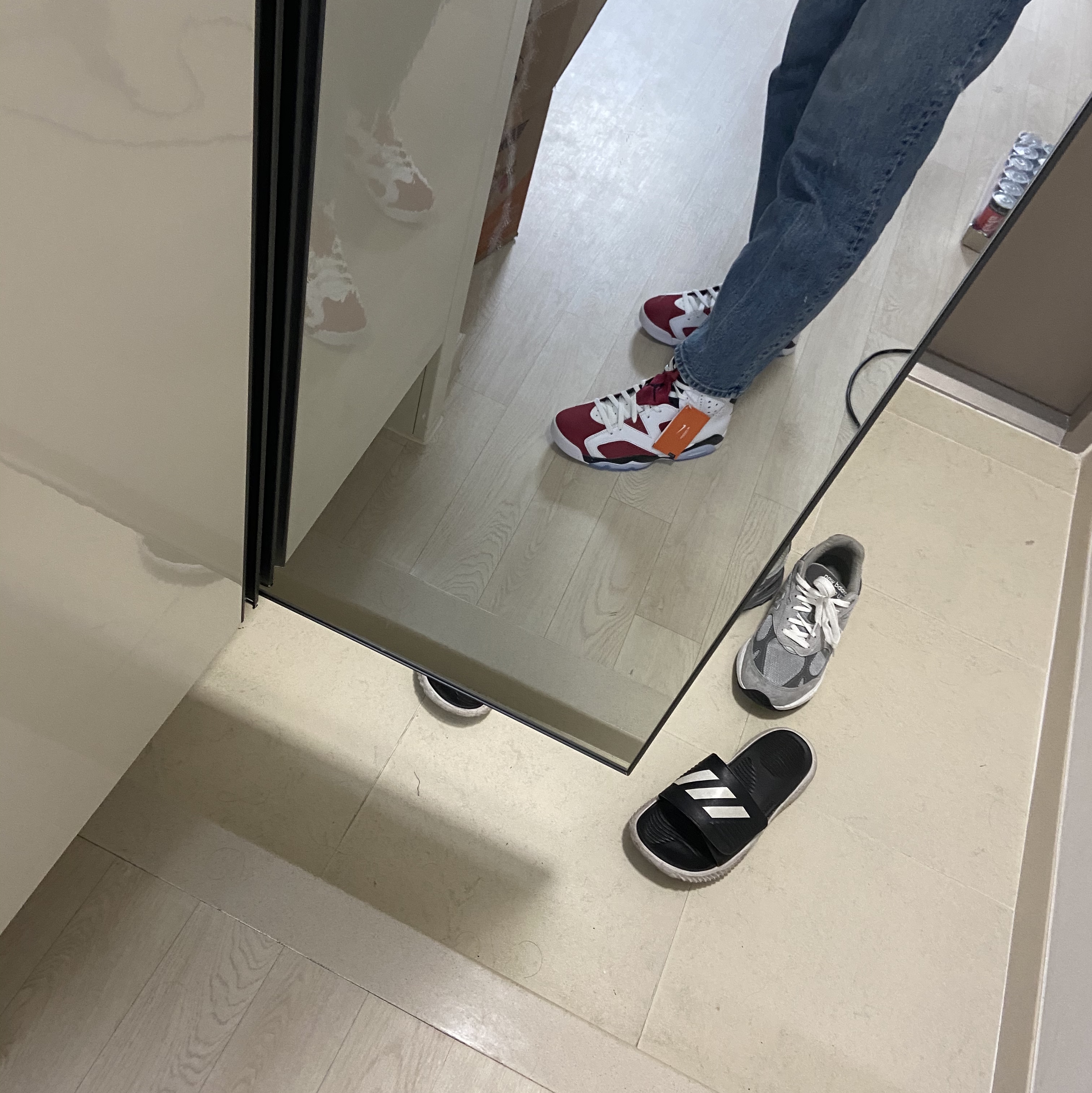 Jordan 6 Retro Carmine 2021 착용 스타일 - 2
