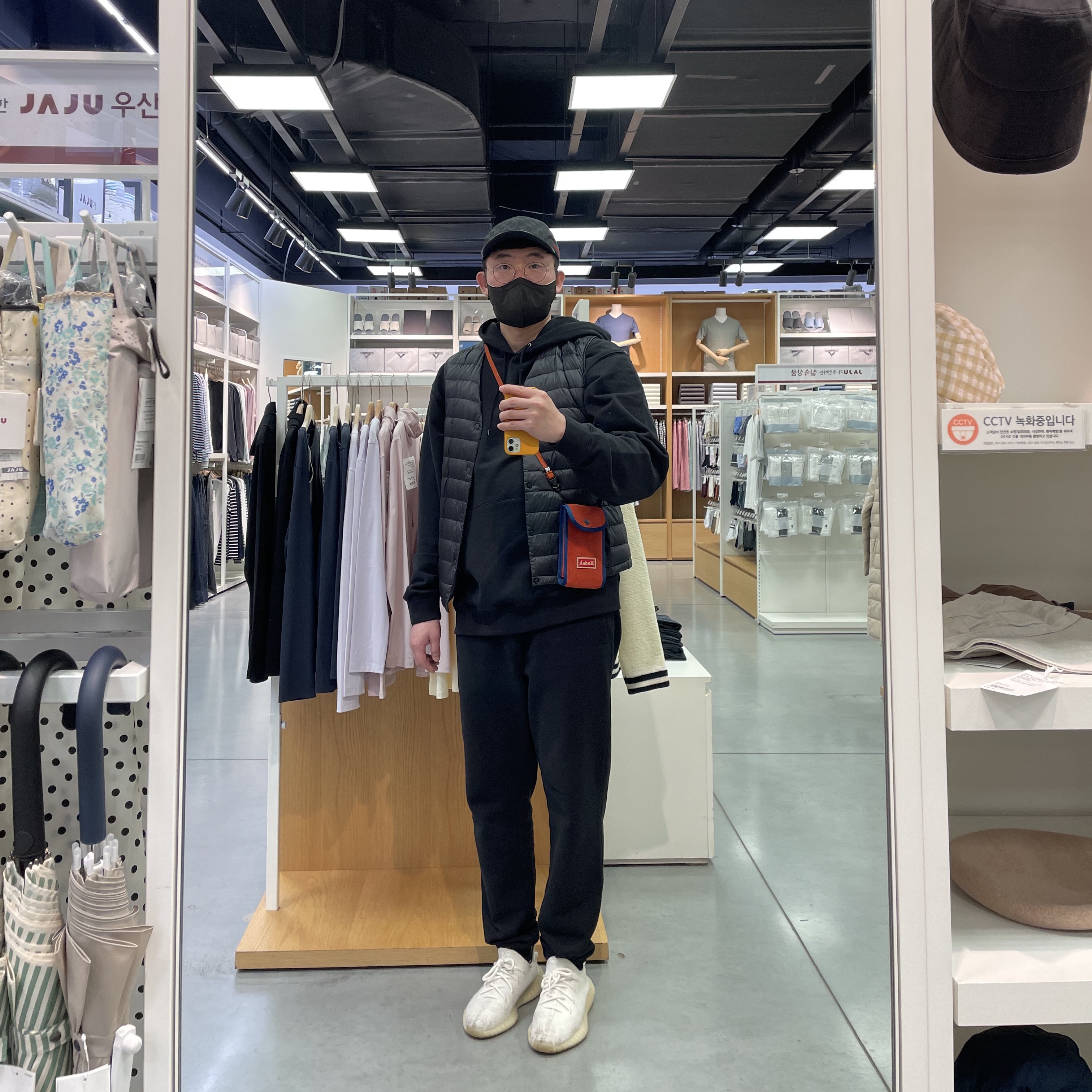 Adidas Yeezy Boost 350 V2 Cream/Triple White 착용 스타일