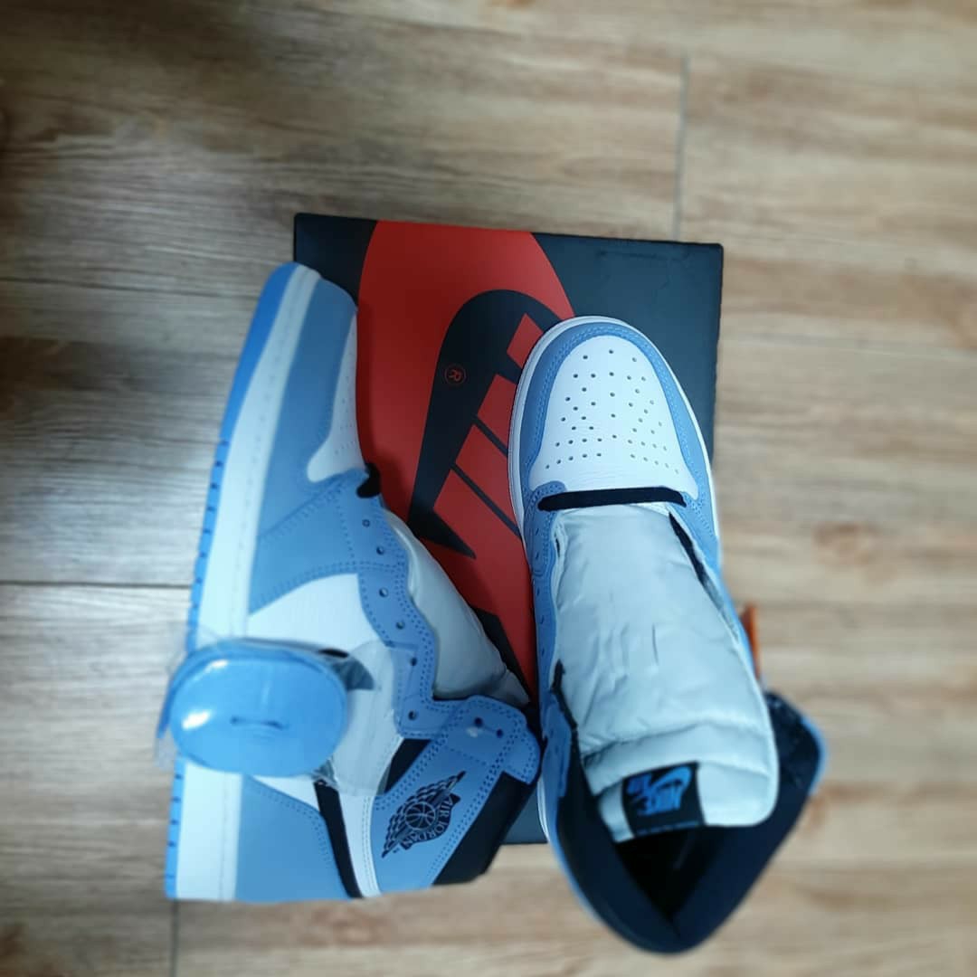 Jordan 1 Retro High OG University Blue 착용 스타일 - 1