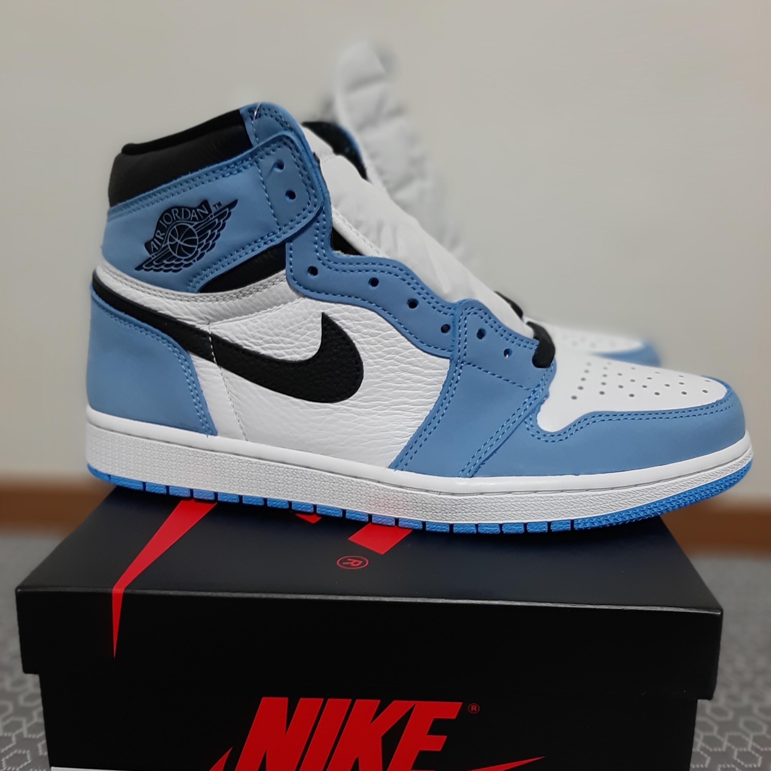 Jordan 1 Retro High OG University Blue 착용 스타일 - 3