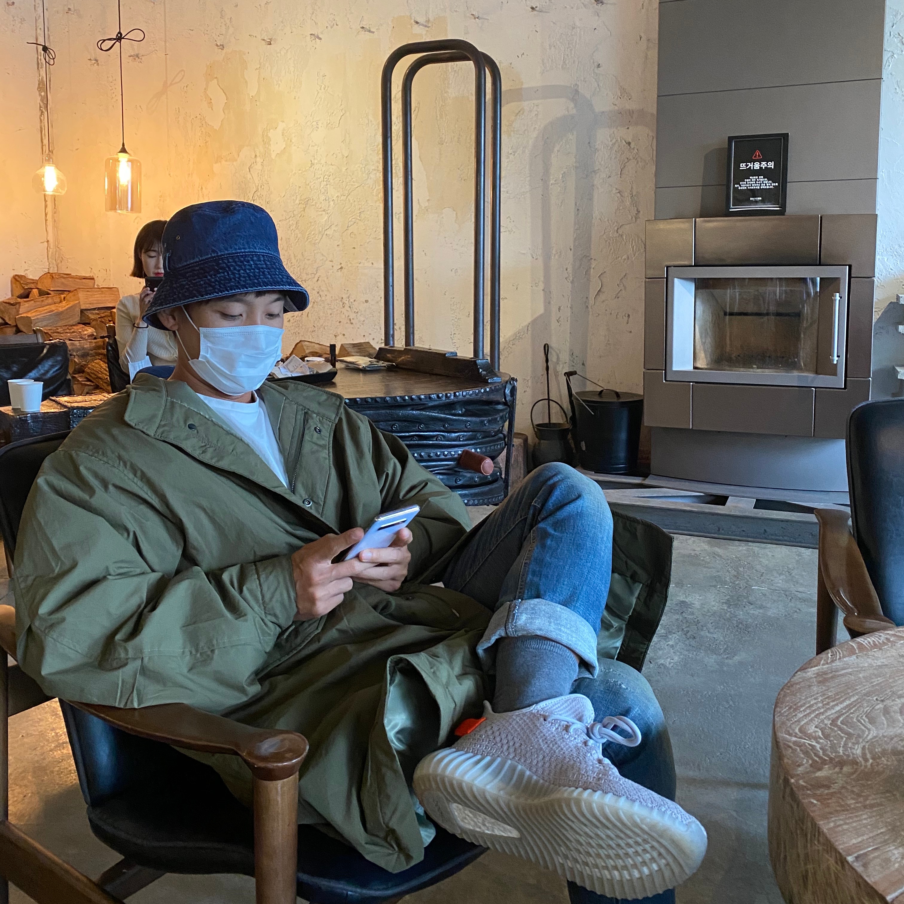 Adidas Yeezy Boost 350 V2 Tail Light 착용 스타일